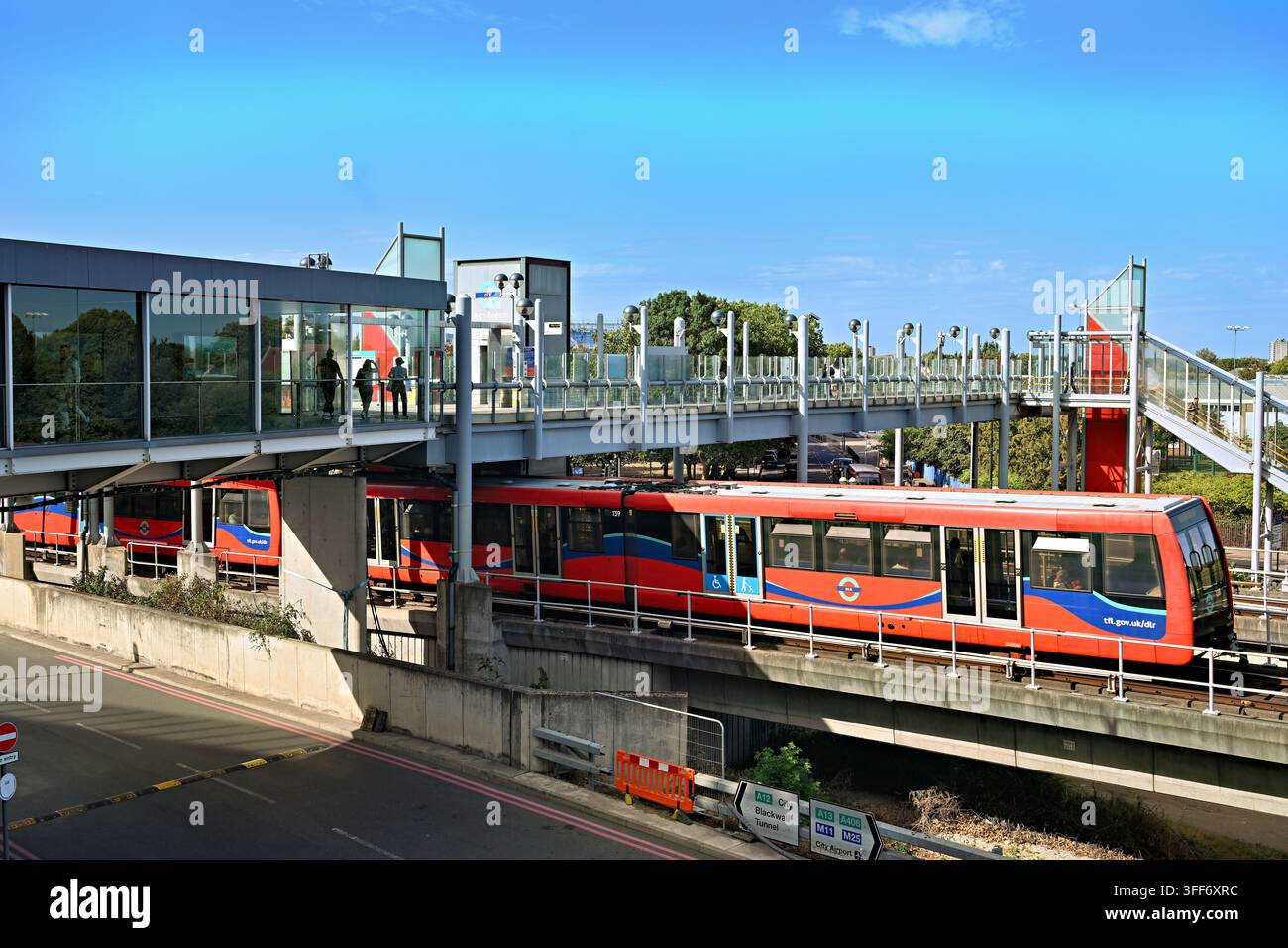 LONDON, UK. 06. Sep, 2026. Nur einen kurzen Spaziergang vom ExCeL London entfernt bietet die Prince Regent DLR Station einen schnellen und bequemen Weg für Besucher, die Veranstaltungen und Ausstellungen am Veranstaltungsort besuchen. (Foto von 李世惠/See Li/Picture Capital) Credit: See Li/Picture Capital/Alamy Live News Stockfoto