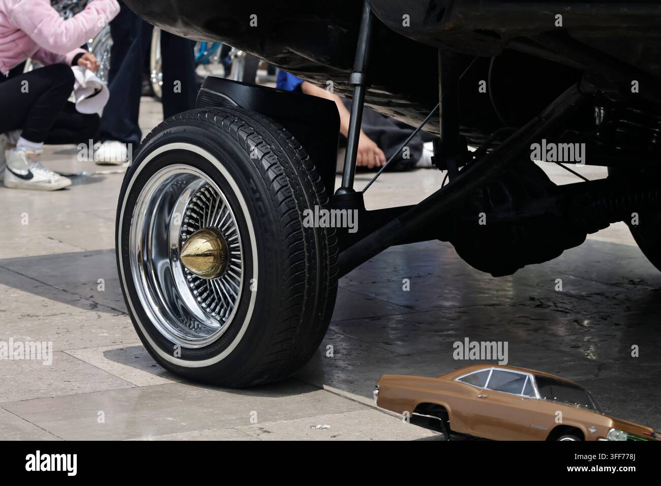 Mexiko-Stadt, Cdmx, Mexiko. 6. Sep, 2026. Cholo, Lowrider-Fahrräder und Lowrider-Autoclubs, insbesondere der Mexicans Family Lowrider Bike Club und Puros Impalas Car Club, versammelten sich auf der Freianlage vor dem Palast der Schönen Künste (Museo de Bellas Artes). Sie kamen zusammen, um die Chicano-Kultur zu interagieren und zu fördern, die aus den Erfahrungen mexikanischer Migranten entstand, die ihr Heimatland verließen, um ein besseres Leben für ihre Familien zu suchen. Diese Veranstaltung ist Teil der Ausstellung AztLan: Zeitkanal, die derzeit im wichtigsten kulturellen Veranstaltungsort Mexikos zu sehen ist und Werke von Chicanos zeigt Stockfoto