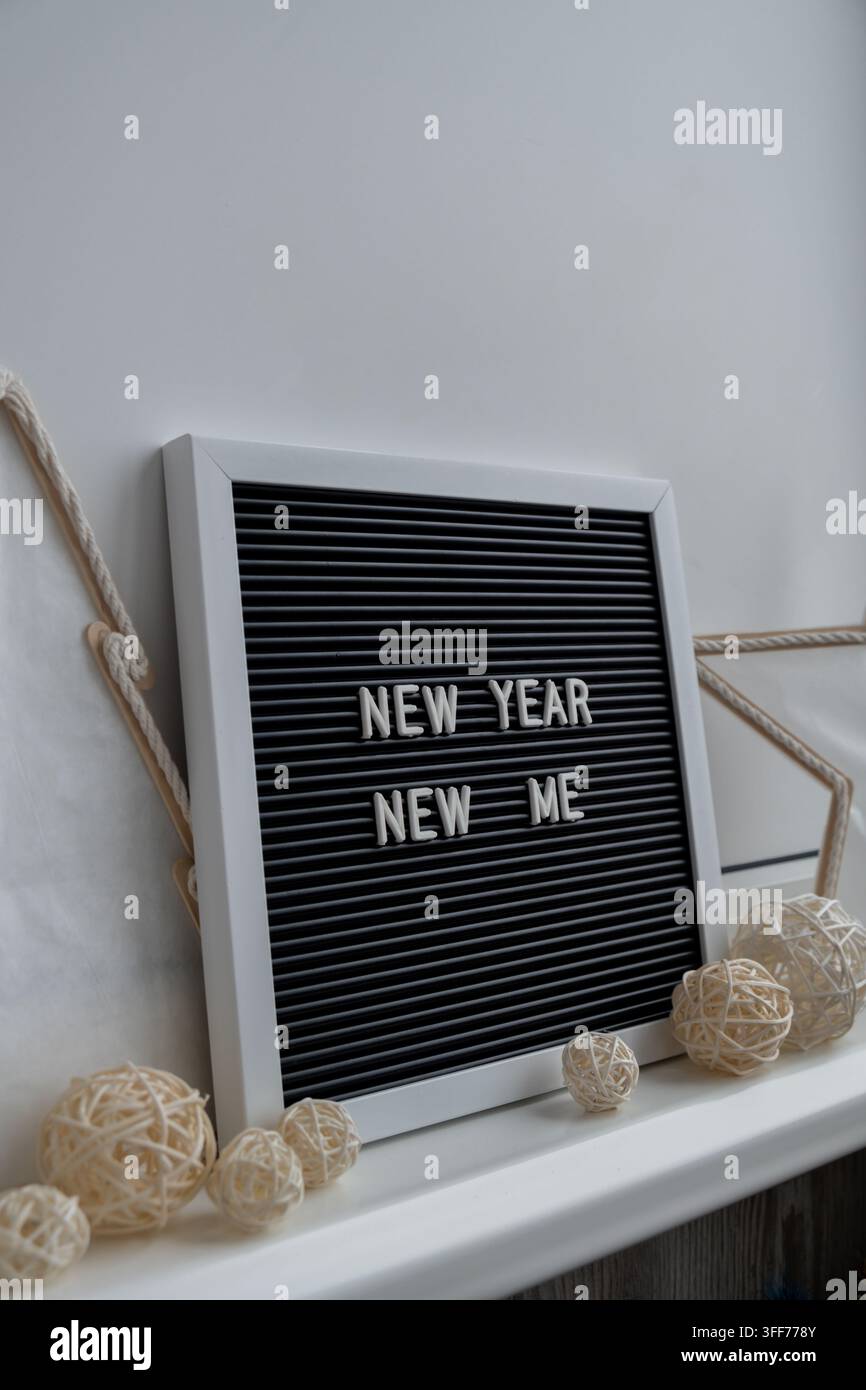 Brieftafel mit inspirierender Botschaft NEUJAHR NEU ME mit natürlichem Zero Waste hausgemachtem Weihnachtsdekor. Happy New Year verspricht Vorsätze Konzept. Selbstentwicklung und persönliche Entwicklung Stockfoto