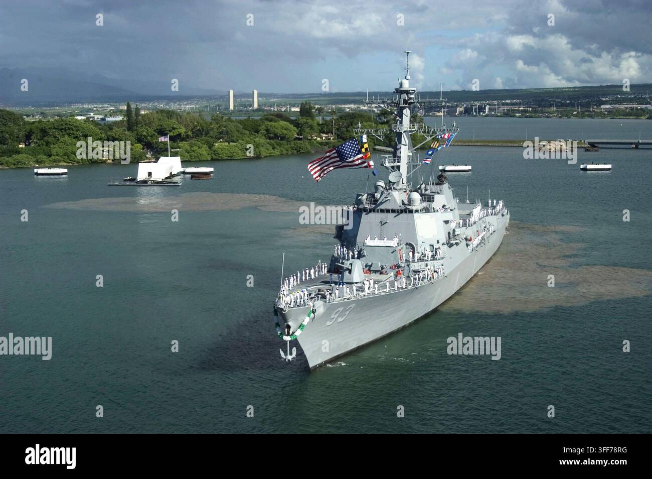U.S. Navy-Matrosen besetzen die Reling an Bord des Arleigh-Burke-Klasse-Lenkwaffenzerstörers Chung-Hoon (DDG 93), während er das USS Arizona Memorial in Pearl Harbor, Hawaii, passiert. Der Zerstörer ist nach Rear Adm. Gordon Paie'a Chung-Hoon benannt, der in Hawaii geboren und aufgewachsen ist und während des Angriffs auf Pearl Harbor am 7. Dezember 1941 zuvor auf der USS Arizona gedient hat. Chung-Hoon wurde auch mit dem Navy Cross und dem Silver Star für Tapferkeit als Kommandant der USS Sigsbee während der Schlacht um Okinawa im Zweiten Weltkrieg ausgezeichnet. DoD-Foto von Petty Officer 1st Class Robert C. Foster Jr., U.S. Navy. Stockfoto