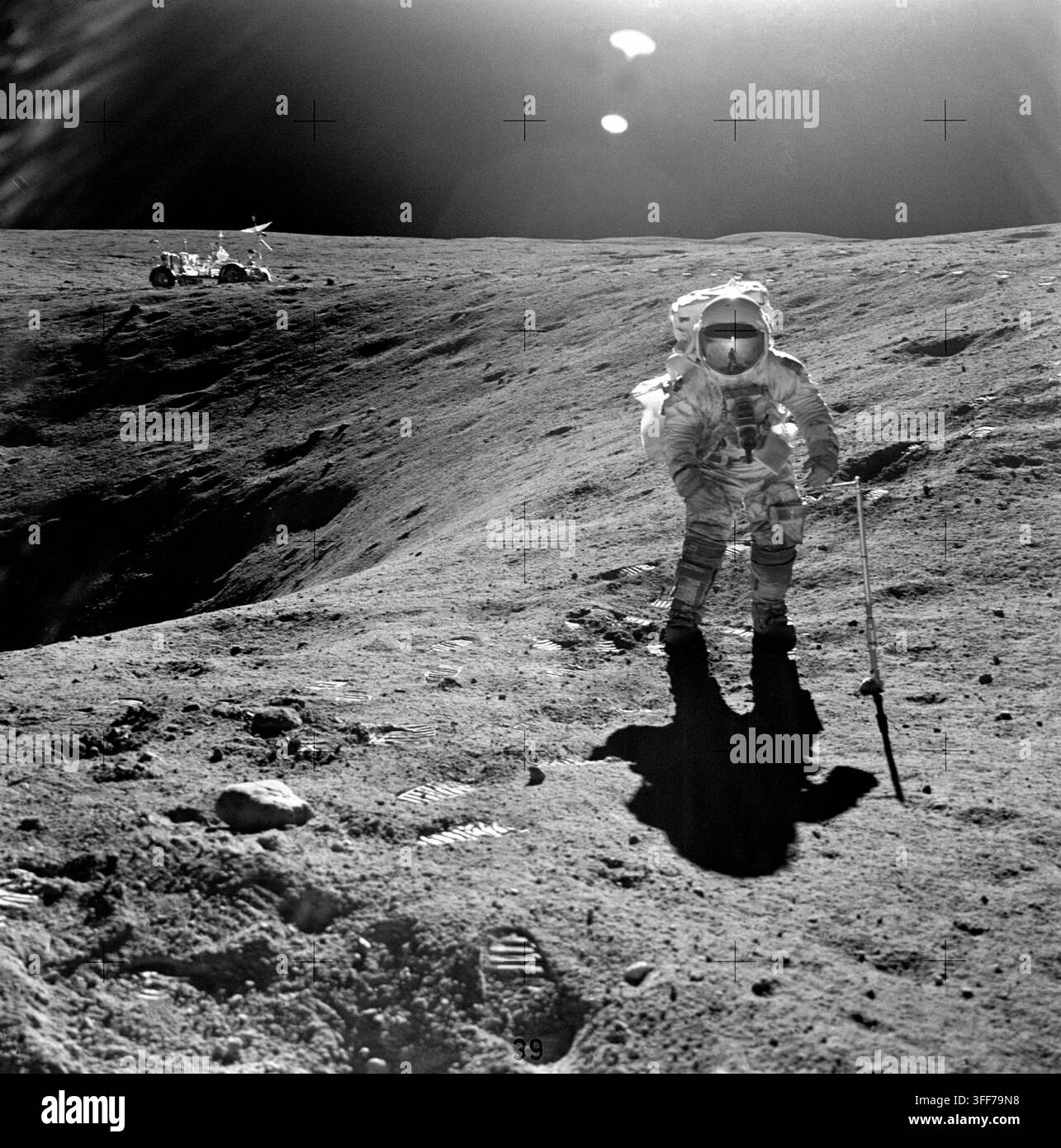 Duke am Kraterrand Vollständige Beschreibung Astronaut Charles M. Duke Jr., Lunar Module-Pilot der Apollo-16-Mission, wird beim Sammeln von Mondproben an Station Nr. 1 während der ersten Apollo-16-Außeneinsätze am Descartes-Landeplatz fotografiert. Dieses nach Osten gerichtete Bild wurde von Astronaut John W. Young, dem Kommandanten, aufgenommen. Duke steht am Rand des Plum-Kraters, der 40 Meter Durchmesser und 10 Meter Tiefe hat. Das geparkte Lunar Roving Vehicle ist im linken Hintergrund zu sehen. Stichworte Apollo 16 Charles Duke Descartes Lunar Roving Vehicle LRV Rover Charlie Duke Plum Crater Stockfoto