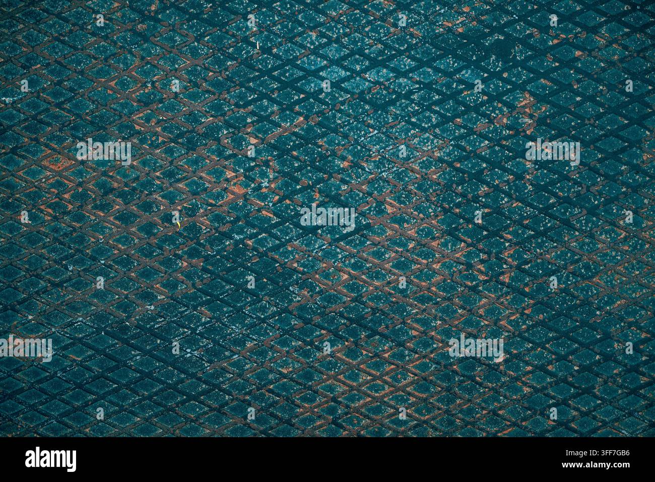 Stark verwitterte blaugrüne Blechplatte mit erhabenem Karomuster, Rostflecken und rauer Textur, Ansicht von oben Stockfoto