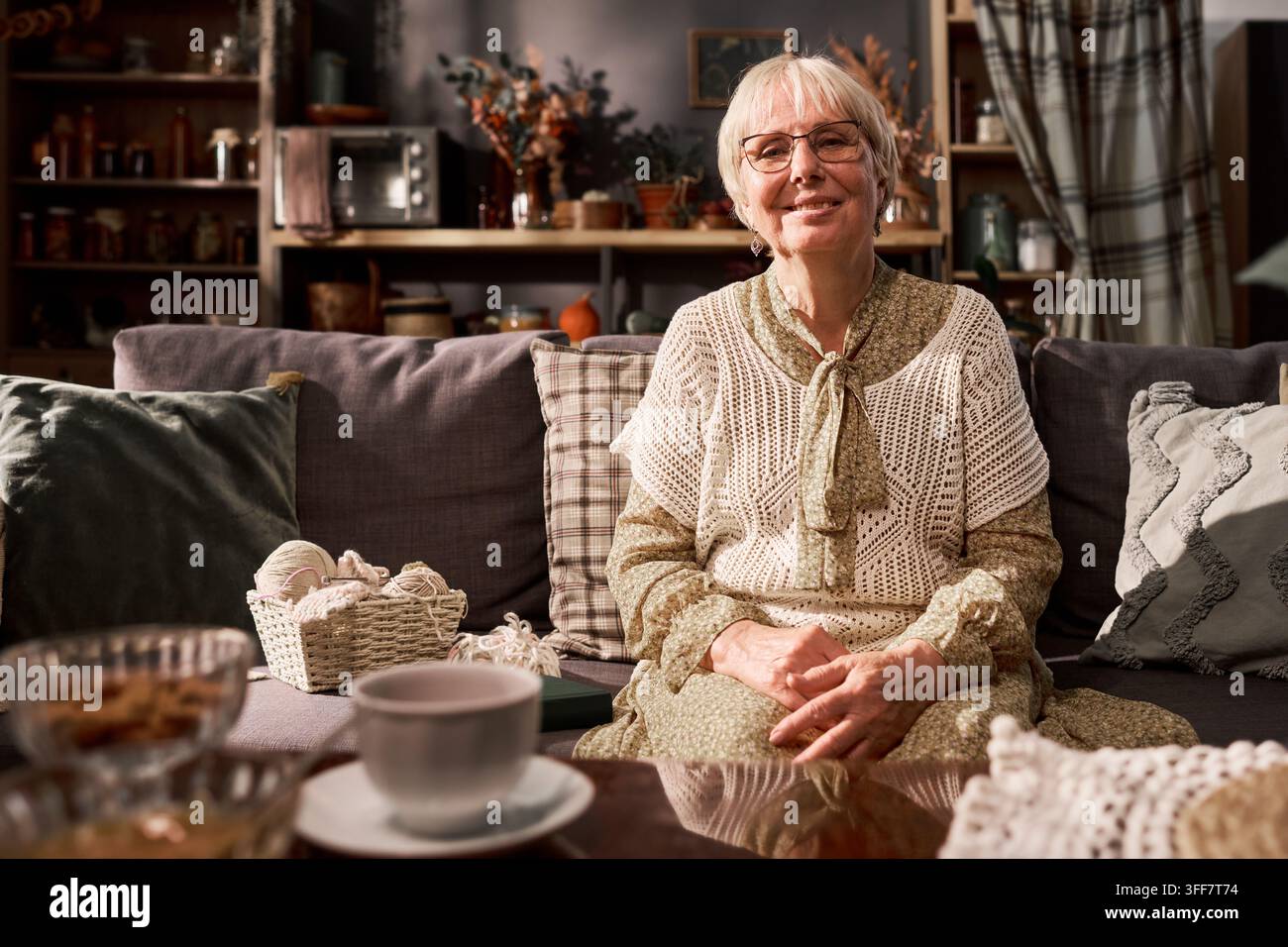 Porträt einer glücklichen Seniorin, die zu Hause im Ruhestand entspannt Stockfoto