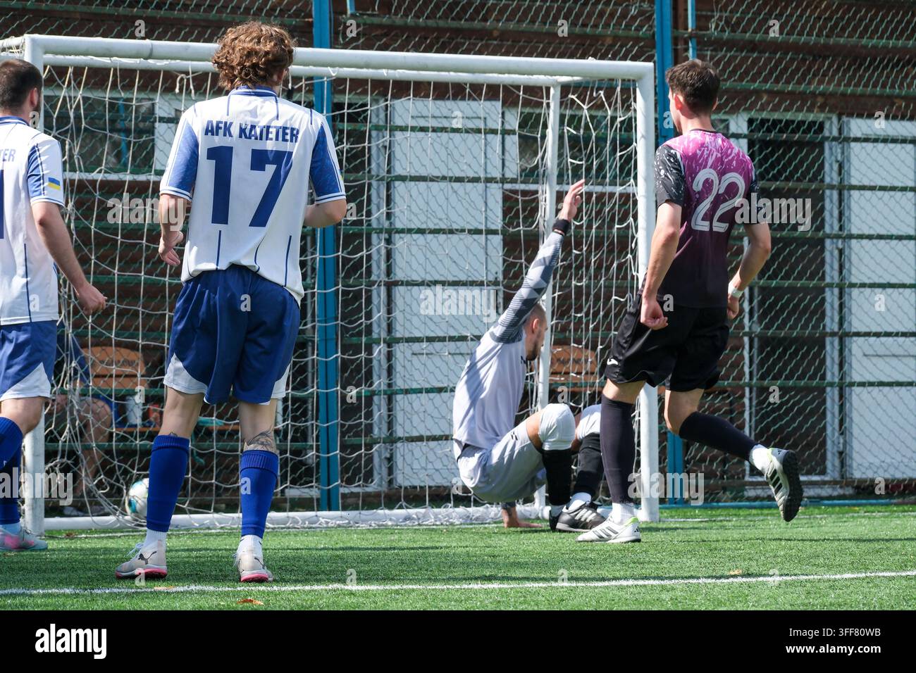 Kiew, Ukraine, 5. September 2026: Ein verärgerter Futsal-Torwart gestikuliert, während er im Netz auf dem Rasen liegt, nachdem er während eines Minifußballspiels ein Tor conceded hat Stockfoto
