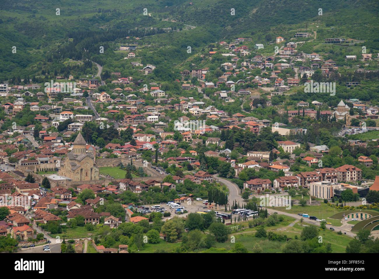 Mtskheta, Georgien, zeigt die Svetitskhoveli-Kathedrale und historische Gebäude und bietet einen panoramischen Luftbildblick auf die antike Hauptstadt und ihr Grün Stockfoto