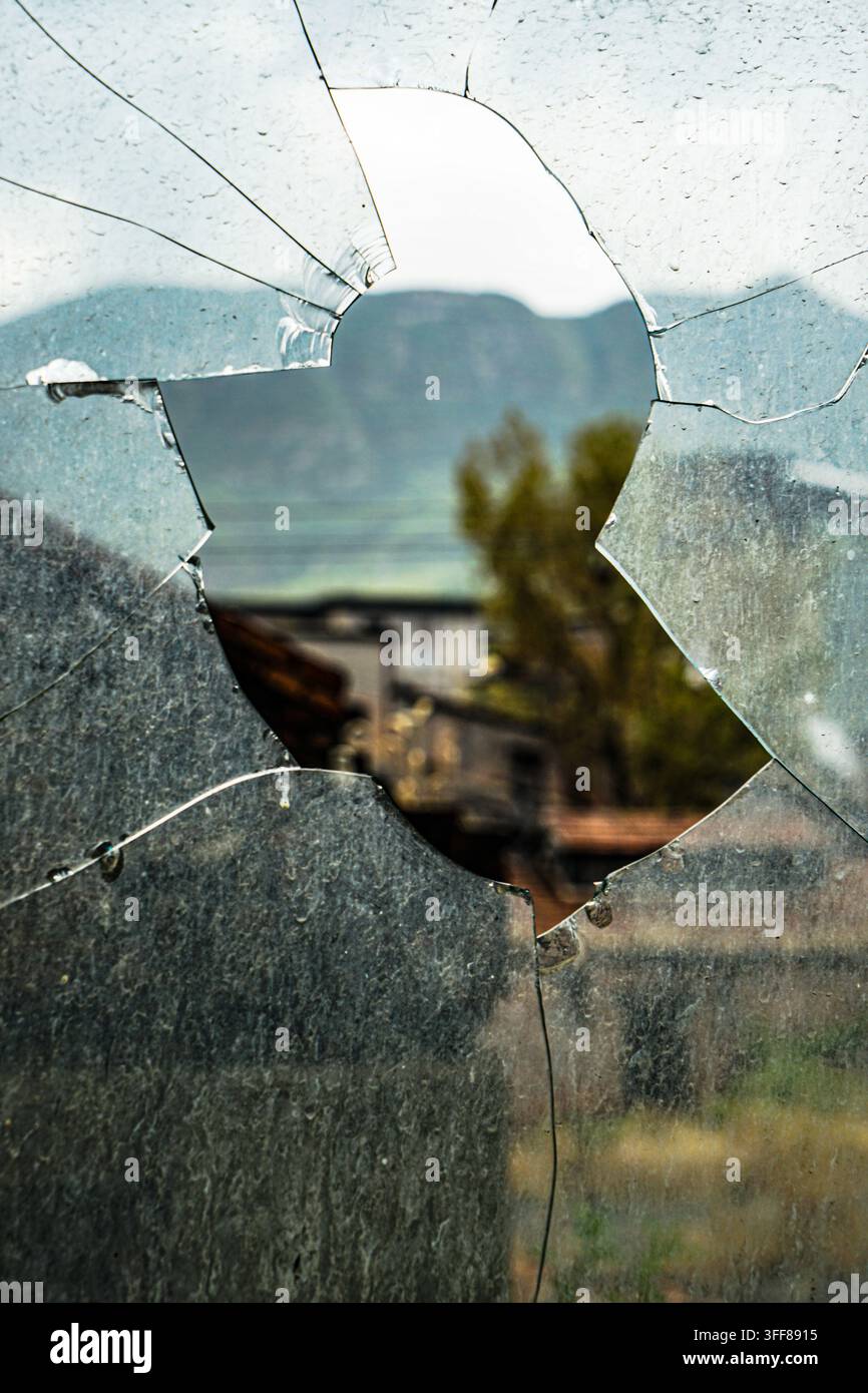 Beschädigtes Glas außerhalb des Fensters - nostalgisch Stockfoto