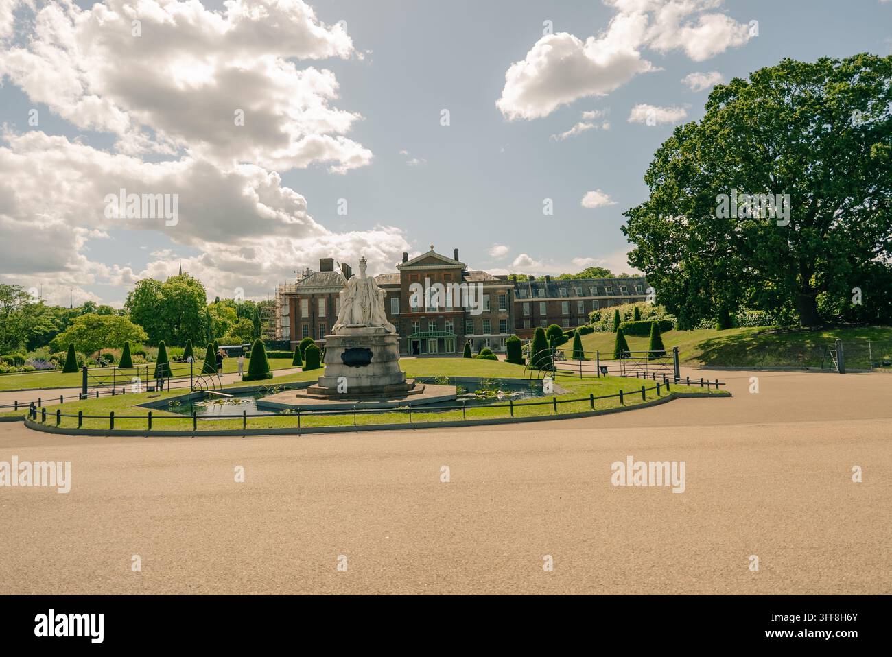 Kensington Palace, eine historische königliche Residenz, umgeben von den formalen Gärten der Kensington Gardens - London, Vereinigtes Königreich - 2. September 2026. Hoch Stockfoto