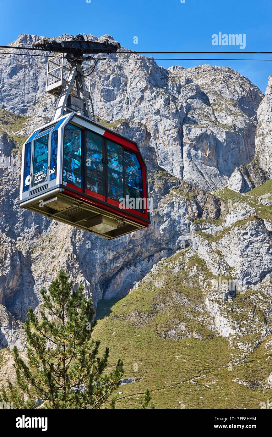 Seilbahn umgeben von Picos de Europa. Fuente De. Kantabrien, Spanien Stockfoto