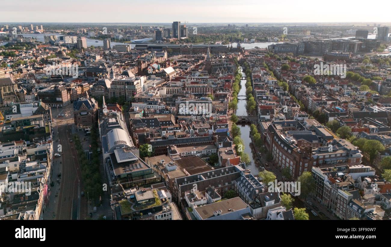 Luftbild des historischen Zentrums, des Amsterdamer Hauptbahnhofs, der Kanäle und der Straßenbahnstrecken, Amsterdam, Niederlande. Stockfoto