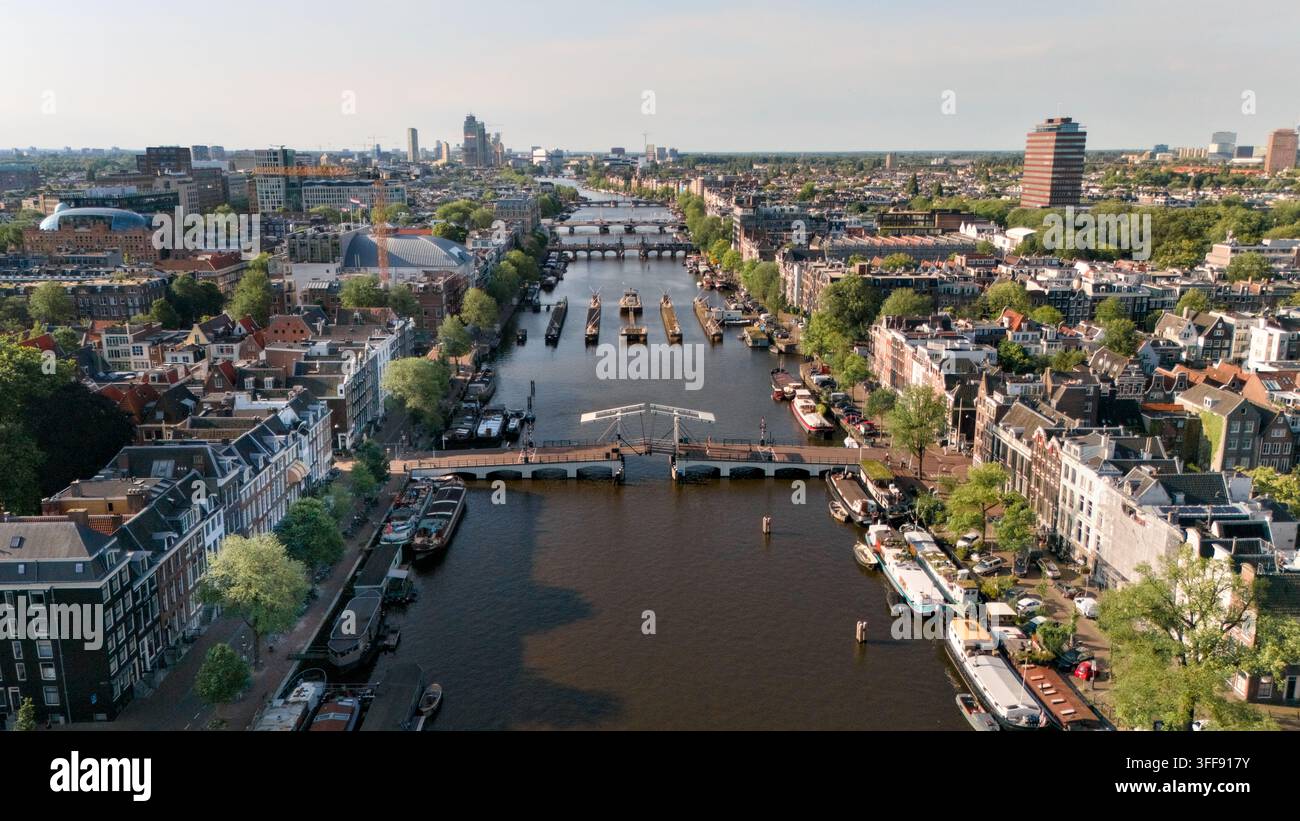 Luftaufnahme der Amstel mit Brücken, Booten, historischen Häusern und der Stadt Skyline, Amsterdam, Niederlande. Stockfoto