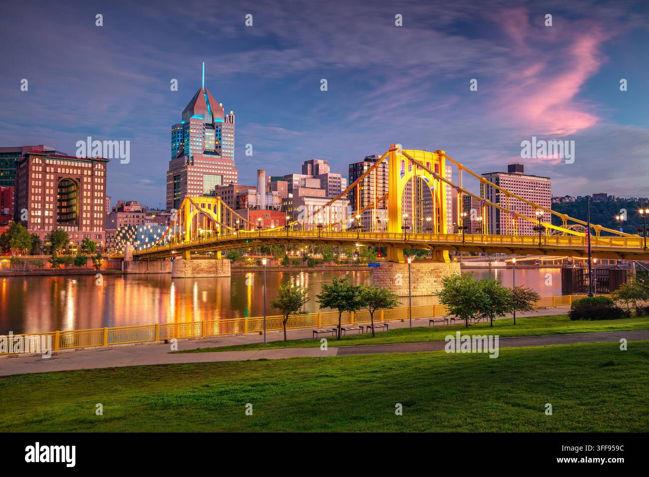 Pittsburgh, Pennsylvania, USA. Stadtbild von Pittsburgh, Pennsylvania bei einem wunderschönen Sommerabendrot. Stockfoto