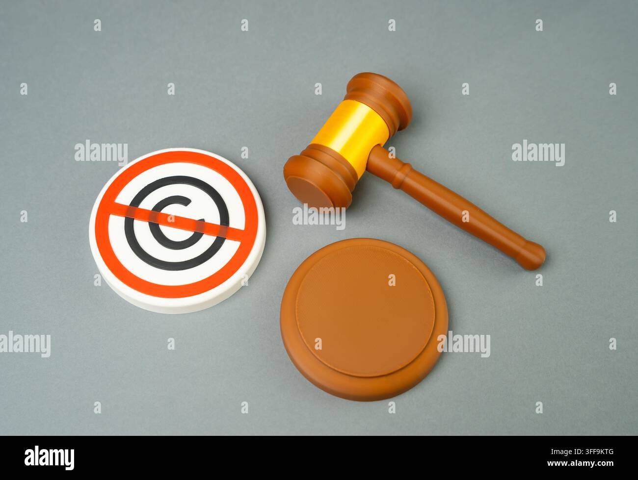 Richterschläger und Einschränkung des geistigen Eigentumsrechts, Übertragung des geistigen Eigentums in die Public Domain. Ablauf des Urheberrechts, rechtlicher Zugang Stockfoto