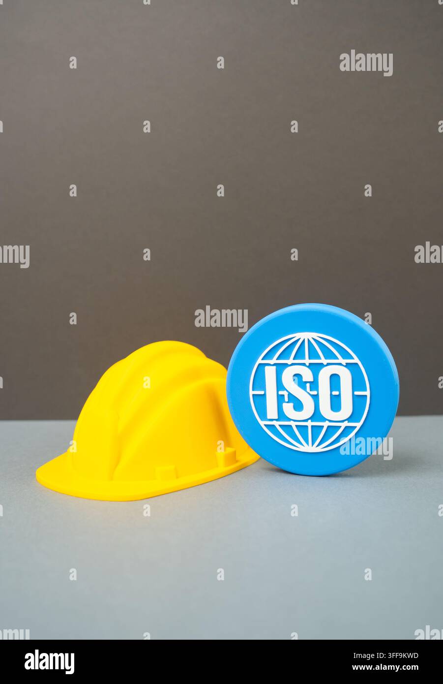 Bauhelmm und ISO-Symbol, Qualitätsstandards im Baukonzept. Bauvorschriften, Zertifizierung, Sicherheitskonformität und Professionalität Stockfoto
