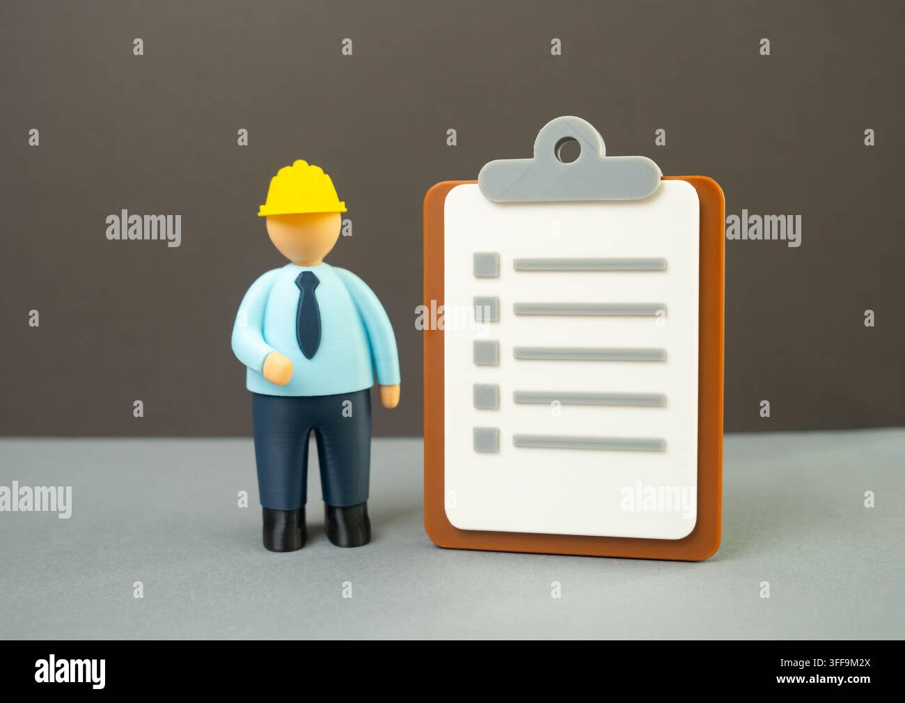 Ingenieur und Papierklammerbrett mit Kriterien-Checkliste, Sicherheitseinweisung am Arbeitsplatz, Design- und Planungskonzept. Technische Inspektion, Projektbewertung Stockfoto
