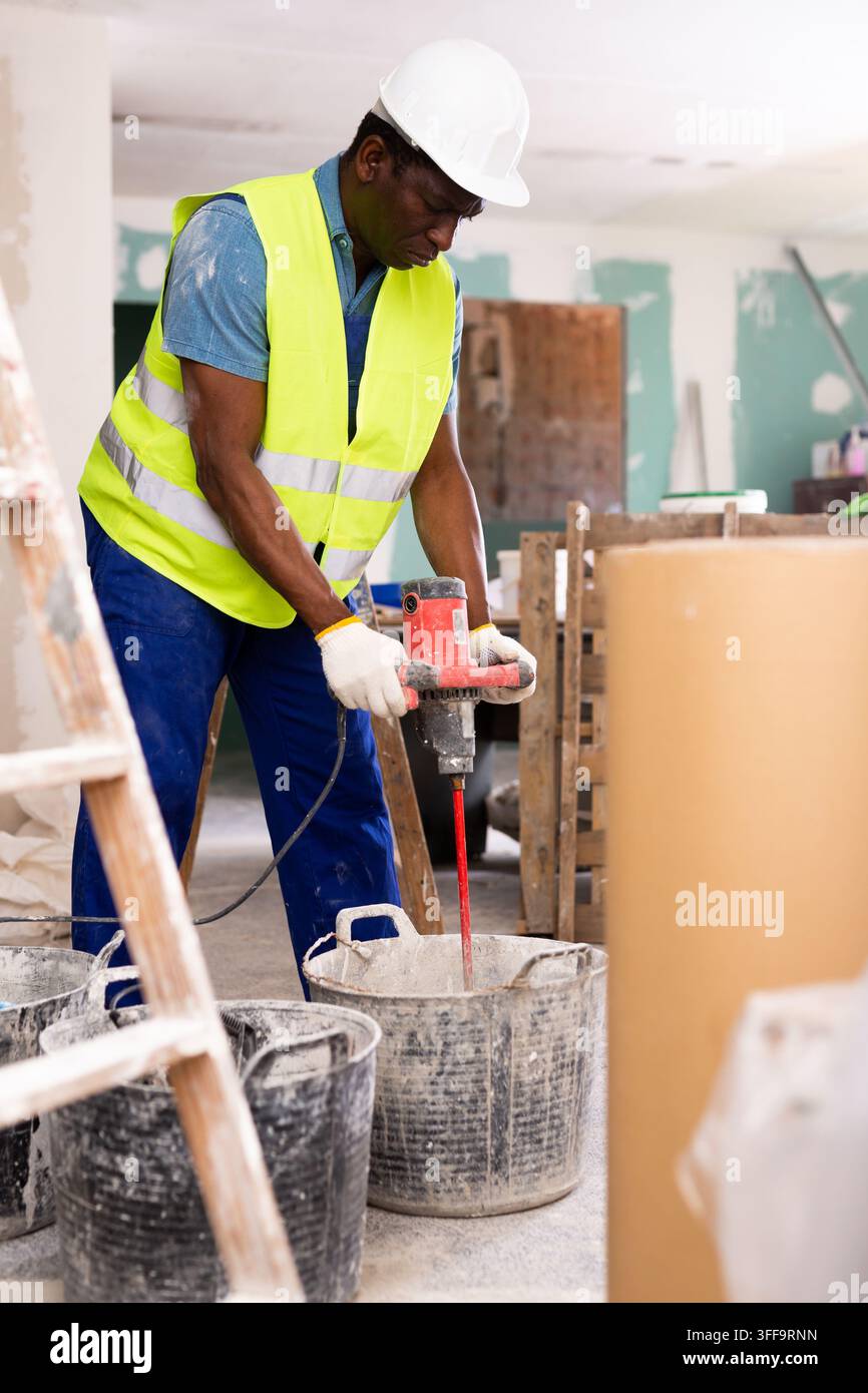 Porträt eines afroamerikanischen Baumeisters, der im Reparaturprozess arbeitet Stockfoto
