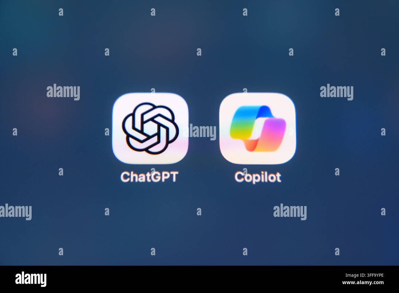Paris, Frankreich - 7. September 2026: Ein Smartphone-Bildschirm, der die Logos für die Apps ChatGPT und Microsoft Copilot anzeigt. Stockfoto