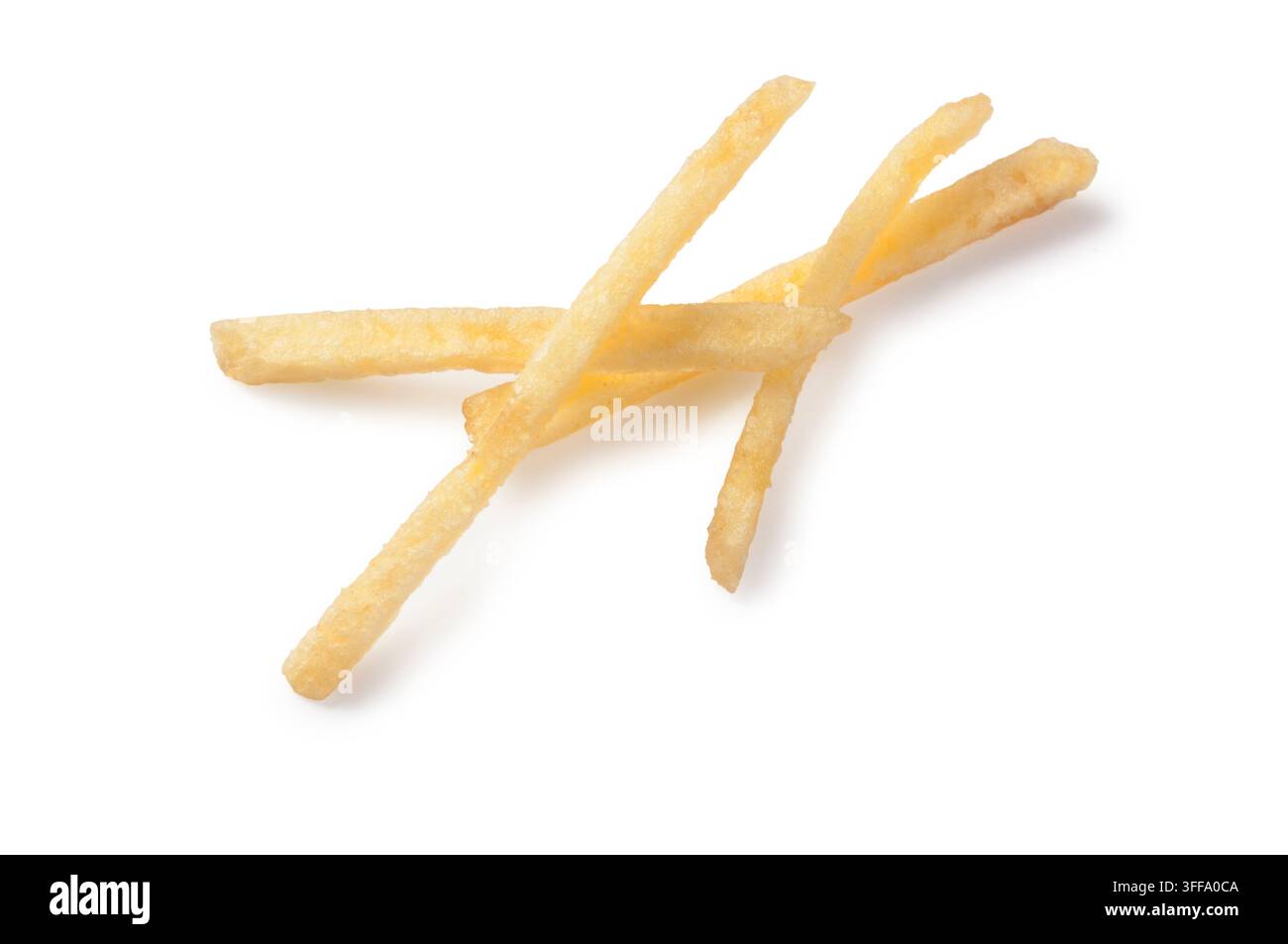 Studienaufnahme von Kartoffelstäbchen/Chipsschnitten vor weißem Hintergrund Stockfoto