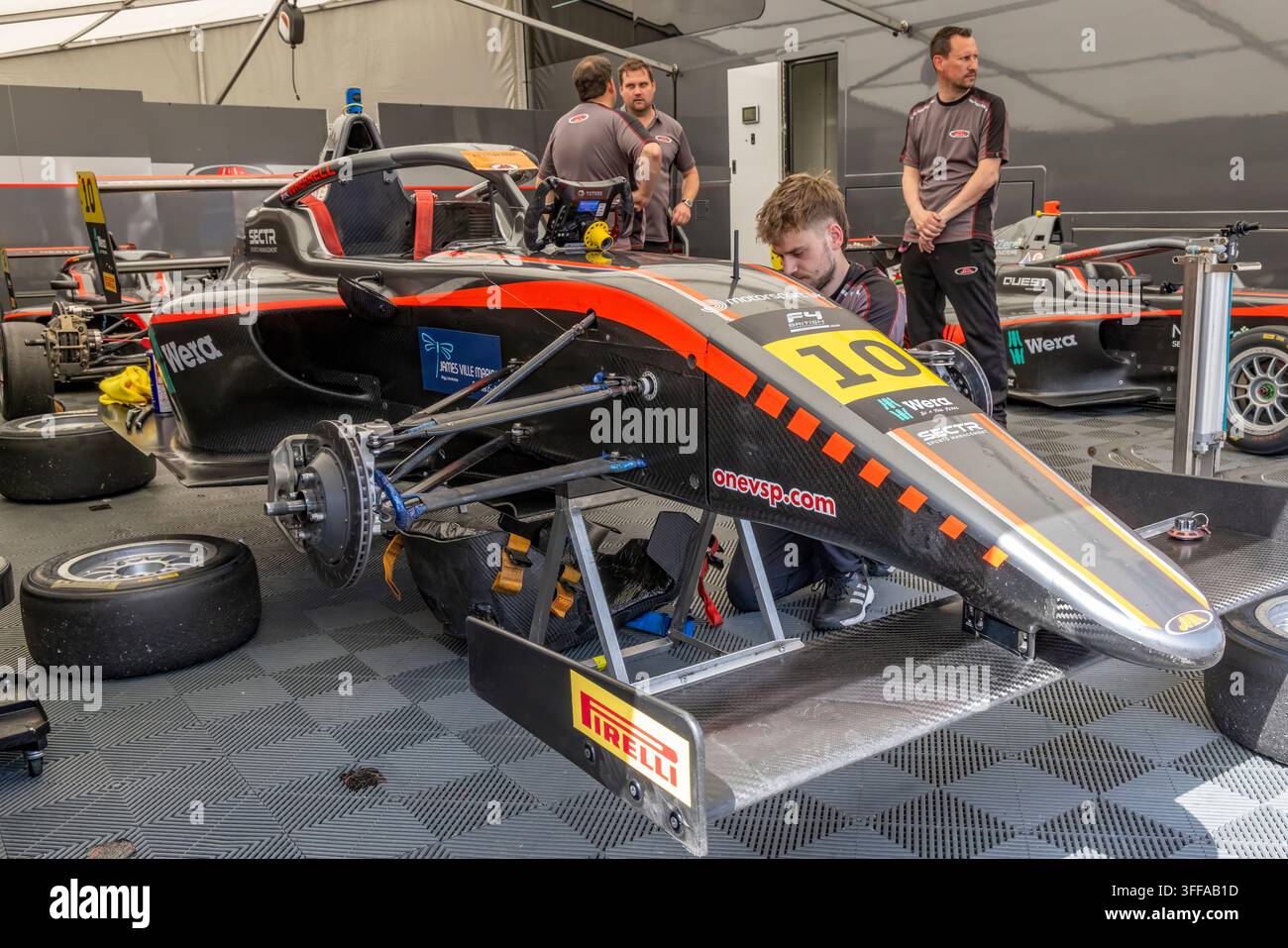 Lewis Wherralls JHR Developments, 2026 Wera Tools F4 British Championship Auto mit Mechanikern in der Garage in Snetterton, Norfolk, UK Stockfoto