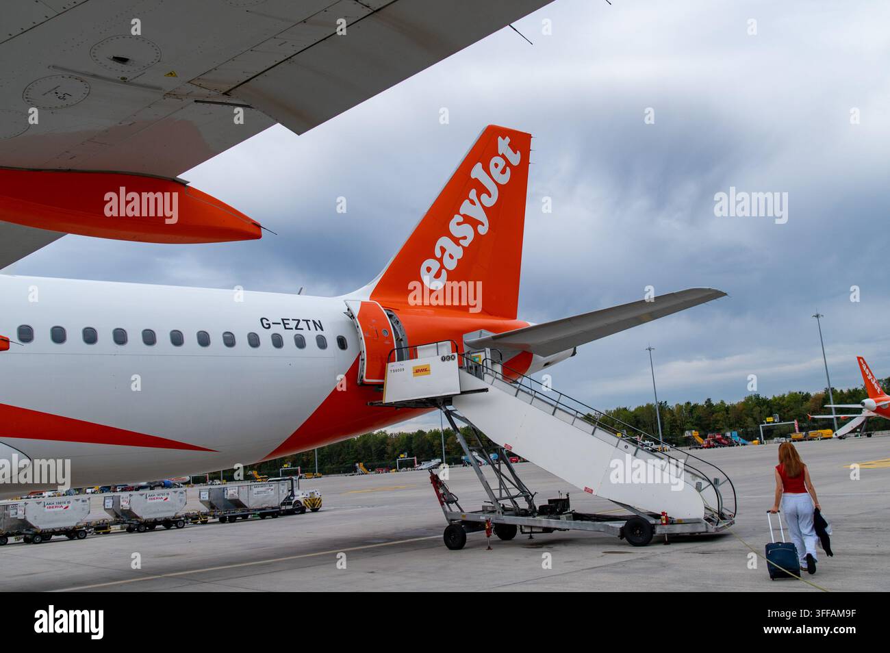 Passagiere steigen in ein Easy-Jet-Flugzeug ein, UK. Stockfoto