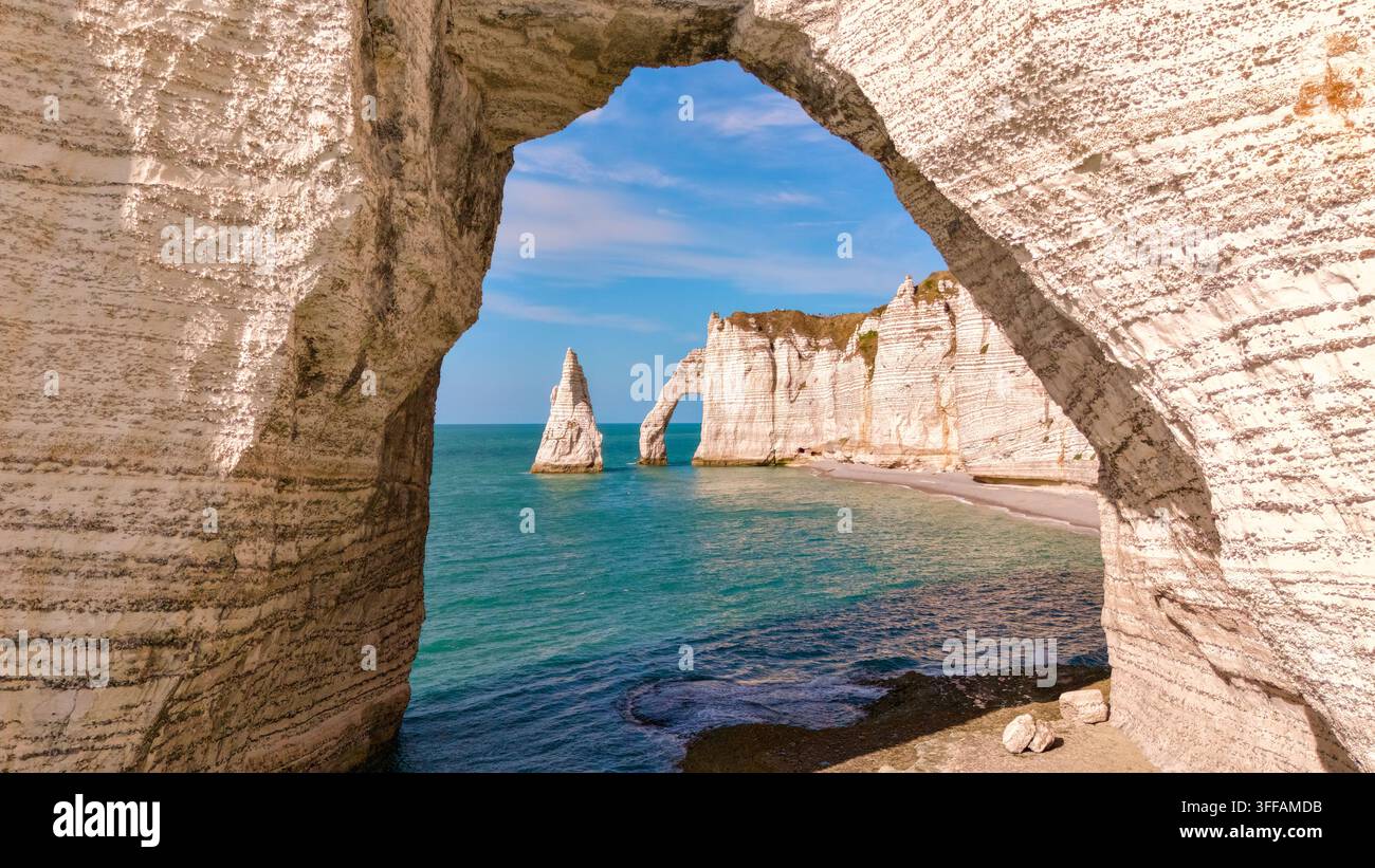 Luftaufnahme durch den Manneporte-Bogen, der die Porte d'Aval und die Aiguille einrahmt, Etretat, Normandie, Frankreich. Stockfoto