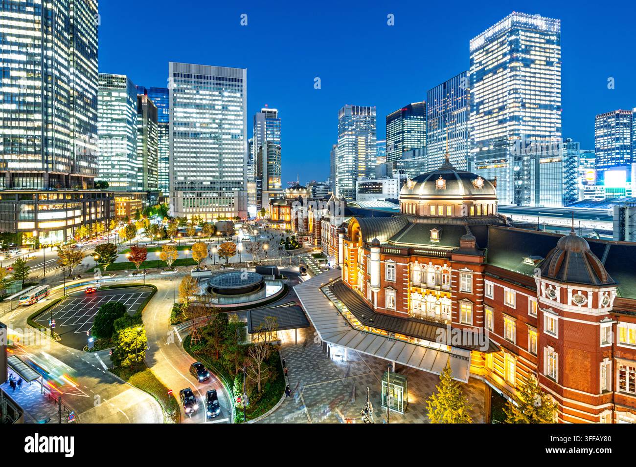 Tokio-Bahnhofsgebäude und Marunouchi-Ekimae-Platz, die Marunouchi- und Yaesu-Bezirke in Tokio, Japan. Stockfoto