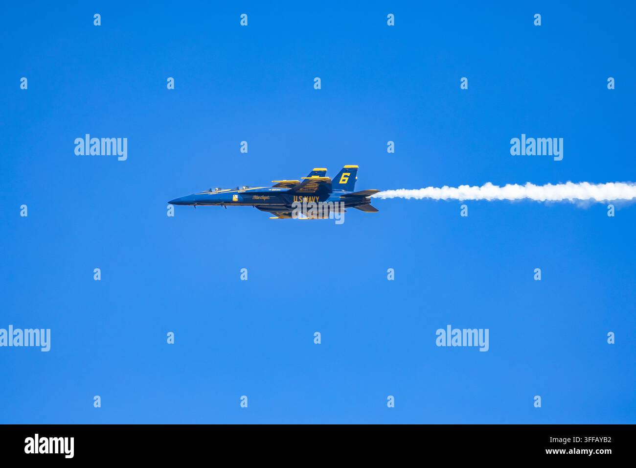 Meridian, MS - 28. März 2026: Flugzeuge der U.S. Navy Blue Angels führen einen Hochgeschwindigkeitsflug mit einer weißen Rauchspur während einer Flugvorführung durch. Stockfoto