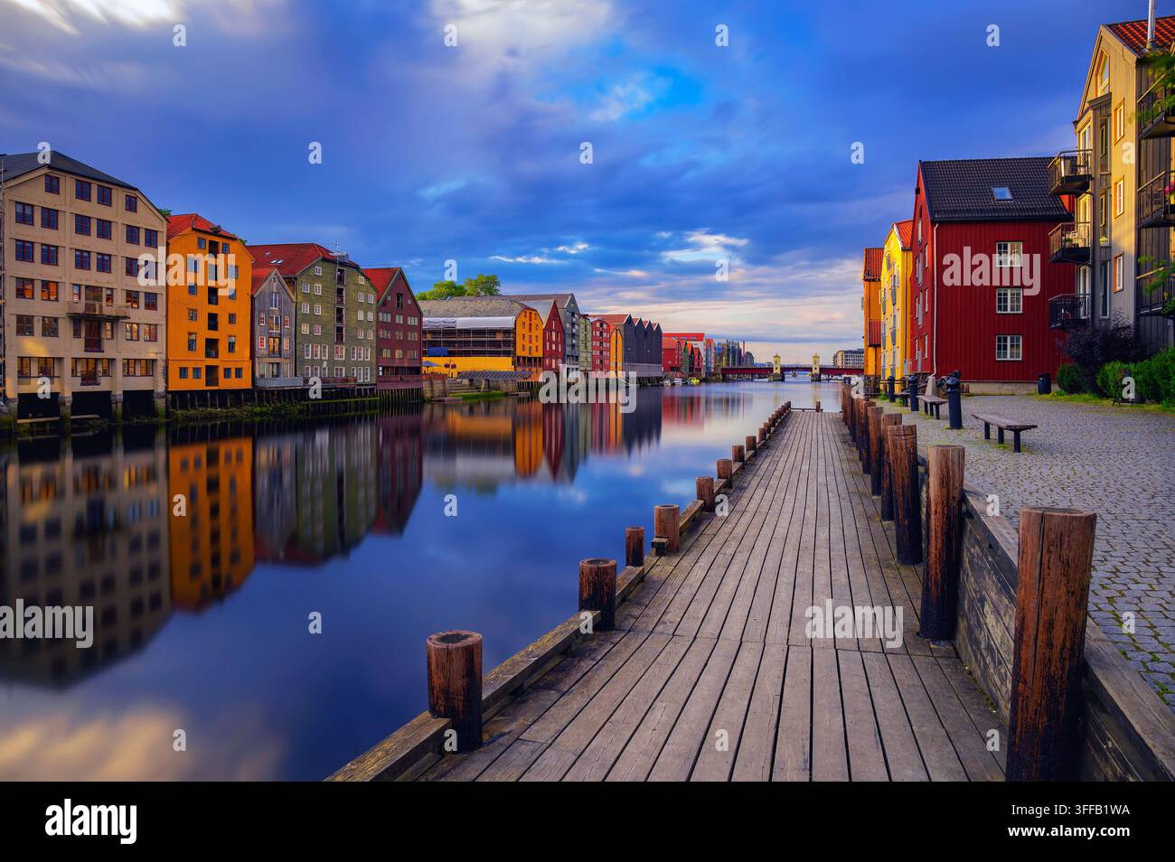 Ufer des Nidelva-Flusses in Trondheim, Norwegen, in der Blauen Stunde nach Sonnenuntergang Stockfoto