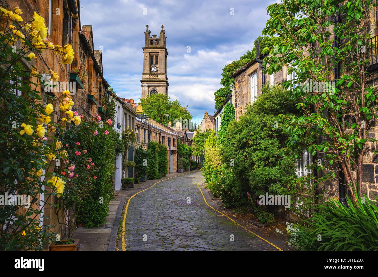 Circus Lane in Stockbridge mit dem Turm der St. Stephan-Kirche Stockfoto