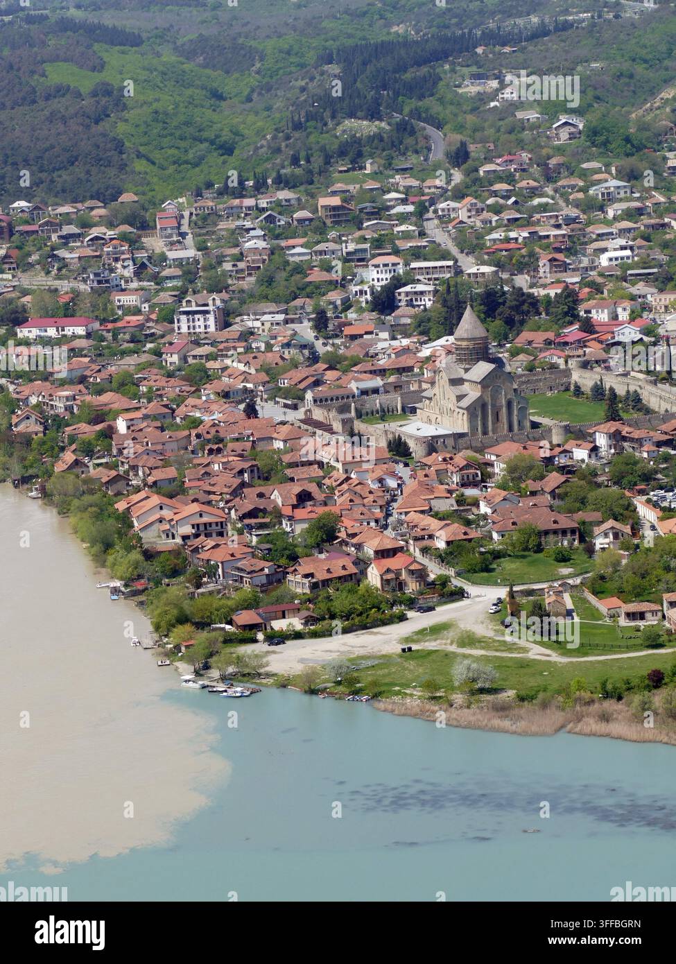 GEORGIEN, KAUKASUS - 27. APRIL 2024 - Die alte Svetitskhoveli-Kathedrale dominiert die historische Stadt Mtskheta in Georgien mit der Mündung der Kura Stockfoto
