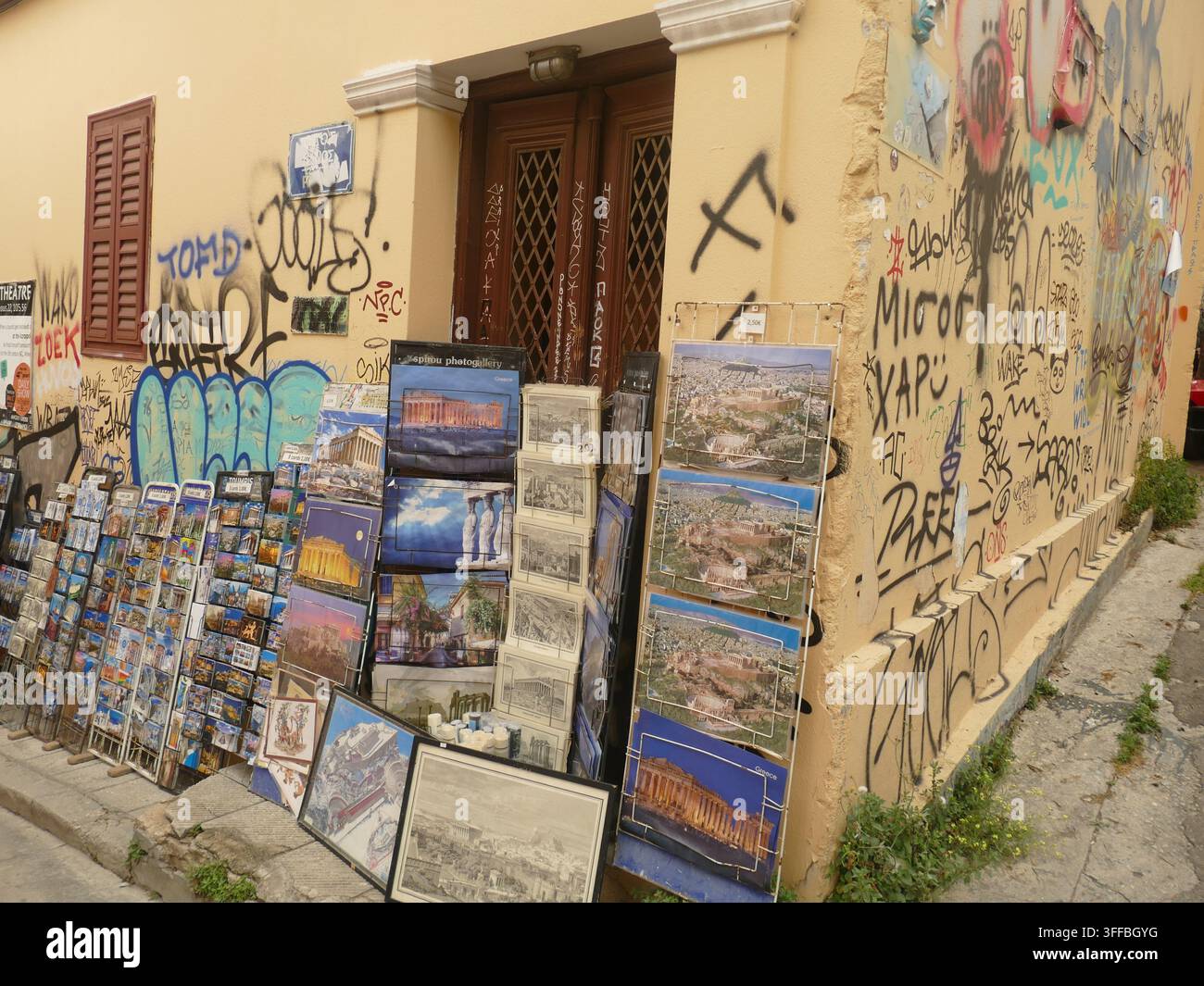 ATHEN, GRIECHENLAND - 16. MAI 2025 - Vintage-Athen-Postkarten und Reisebilder, die ikonische Akropolis-Sehenswürdigkeiten zeigen, arrangiert auf einem geschäftigen Straßenverkäuferd Stockfoto