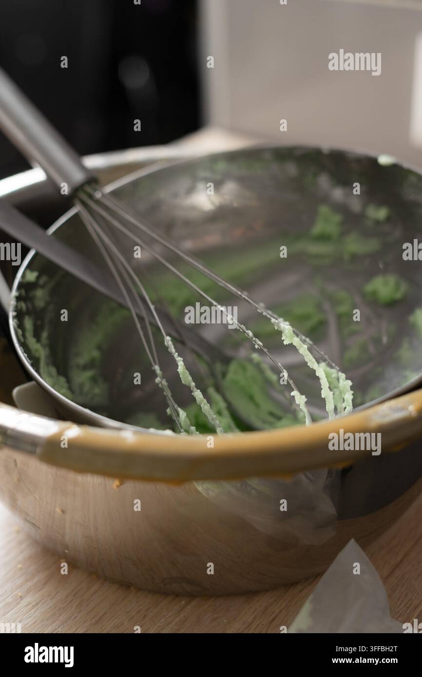 Schmutzige Backutensilien in einer Edelstahl-Schüssel Stockfoto
