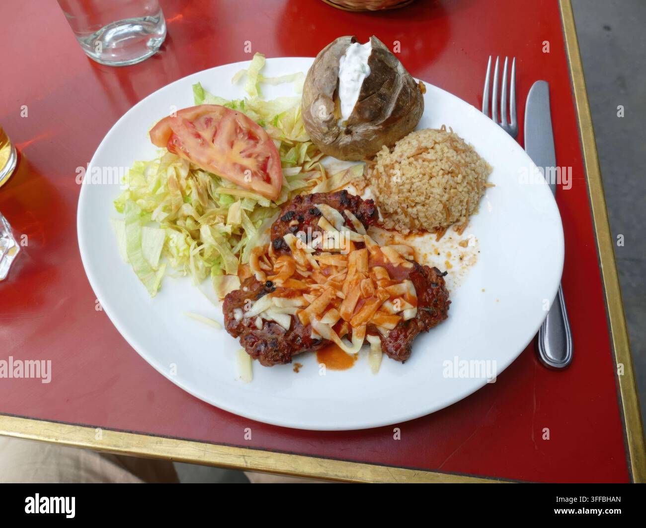 PARIS APR 5, 2026 Köstlicher Teller mit einem herzhaften gegrillten Steak, frischem grünen Salat, Kartoffel mit Sauerrahm und Bulgur, bereit zum Essen. , Pere Stockfoto