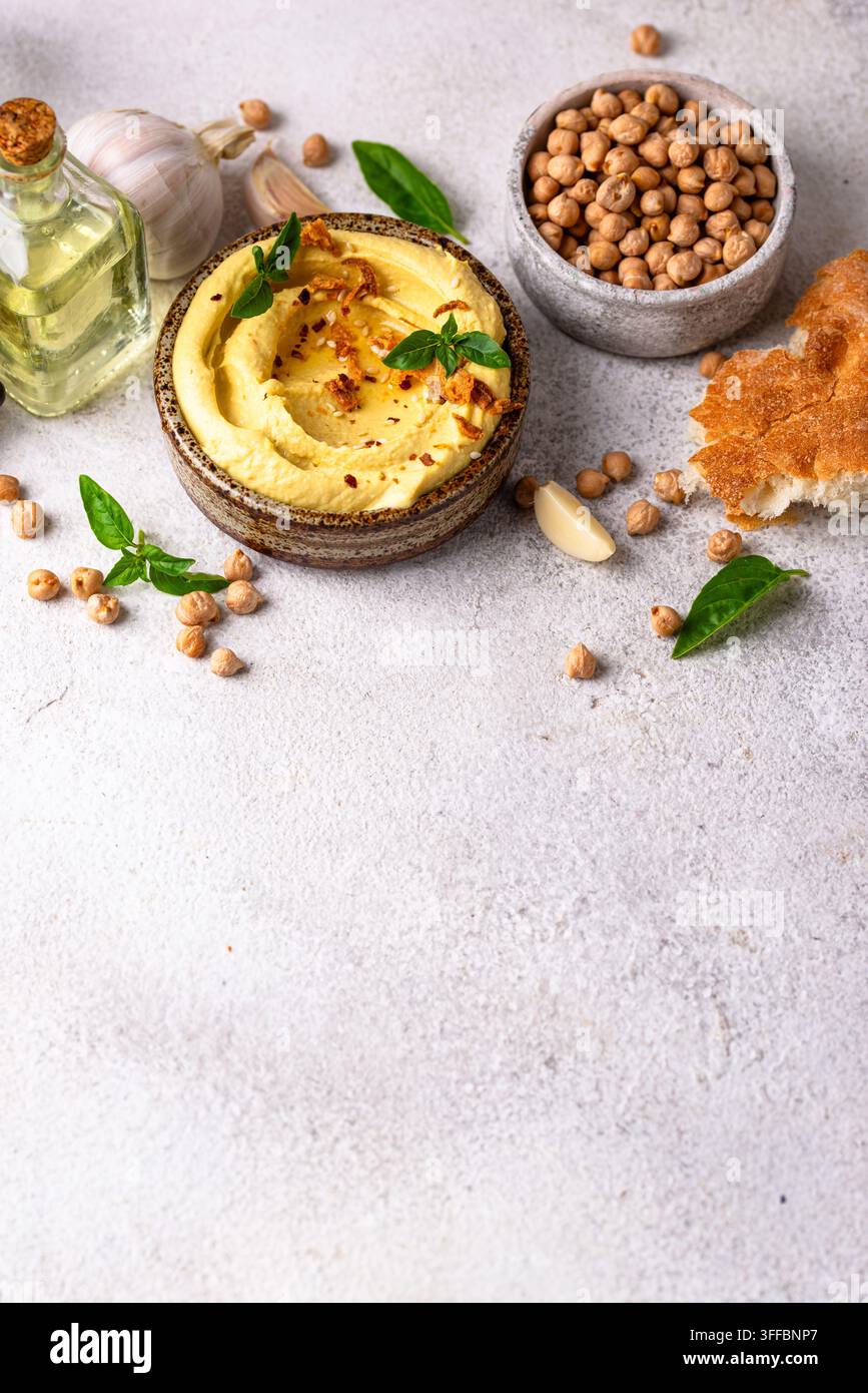 Traditioneller Hummus mit Kichererbsen, Paprika, Olivenöl – Orientalischer oder jüdischer traditioneller Snack Stockfoto