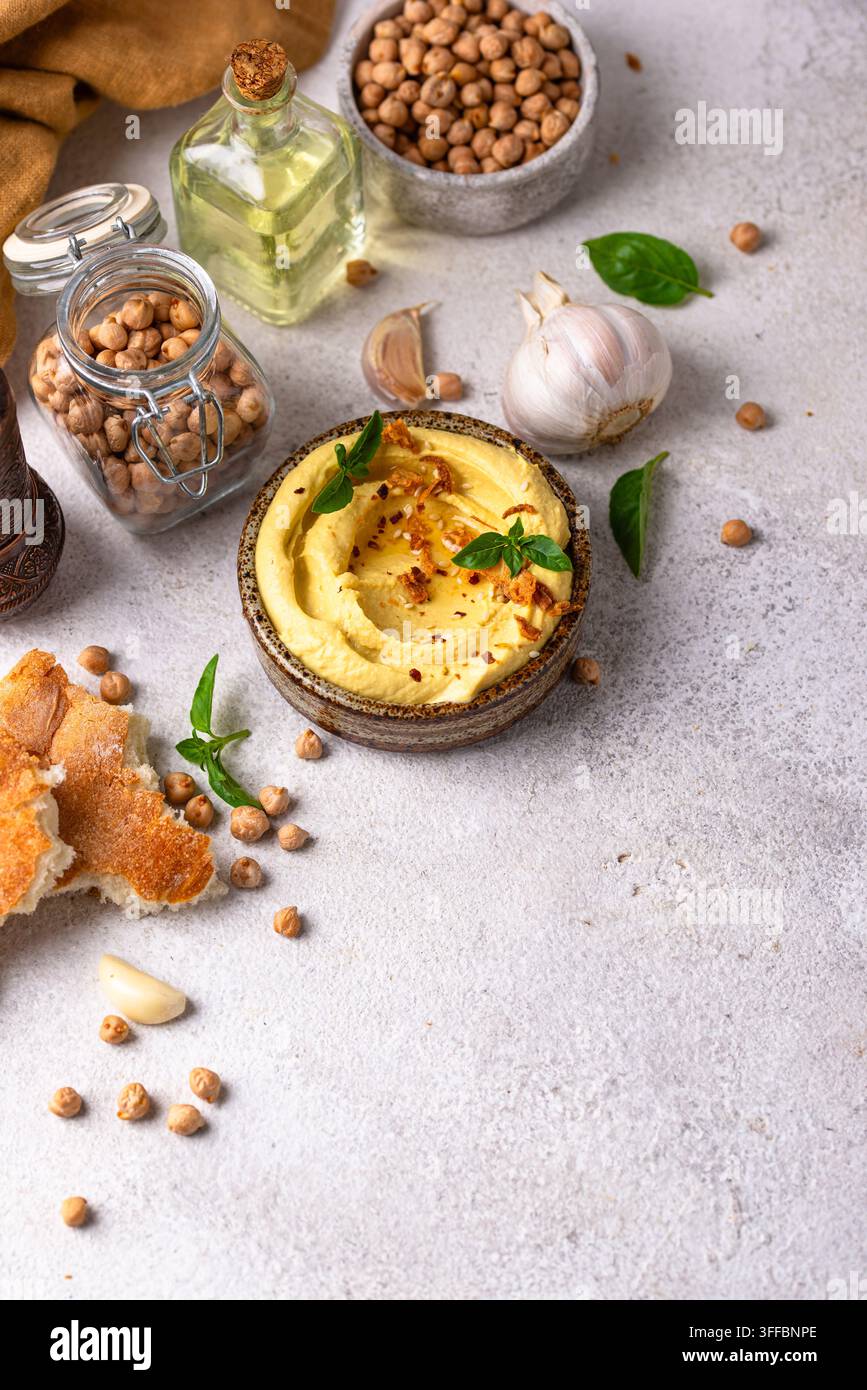Traditioneller Hummus mit Kichererbsen, Paprika, Olivenöl – Orientalischer oder jüdischer traditioneller Snack Stockfoto