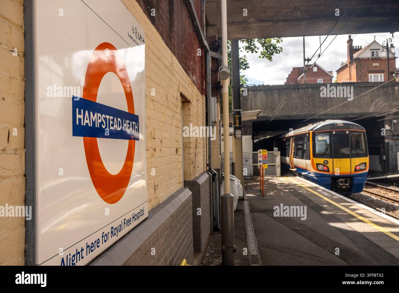 LONDON - 9. JUNI 2026: Bahnhof Hampstead Heath NW3 – Overground-Ring und Zug, mit Ausstieg hier für das Royal Free Hospital. Stockfoto