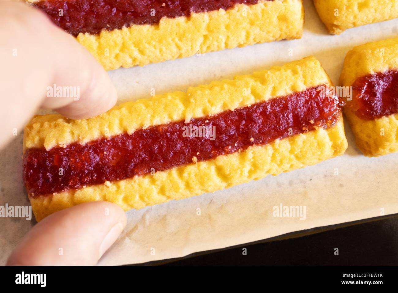 Hausgemachte Shortbread-Kekse mit Roter Beerenmarmeladenfüllung Nahaufnahme Stockfoto
