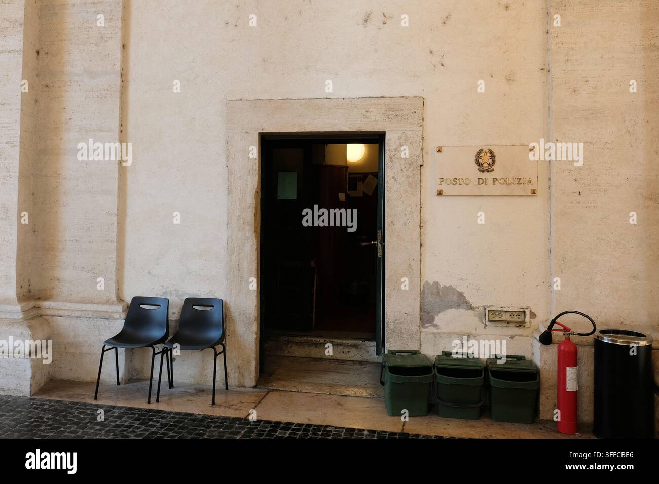 Eingang zu einer örtlichen Polizeistation in Rom, Italien; lokales Posto di Polizia oder Commissariato für öffentliche Sicherheit, Hilfe für die Allgemeinheit. Stockfoto
