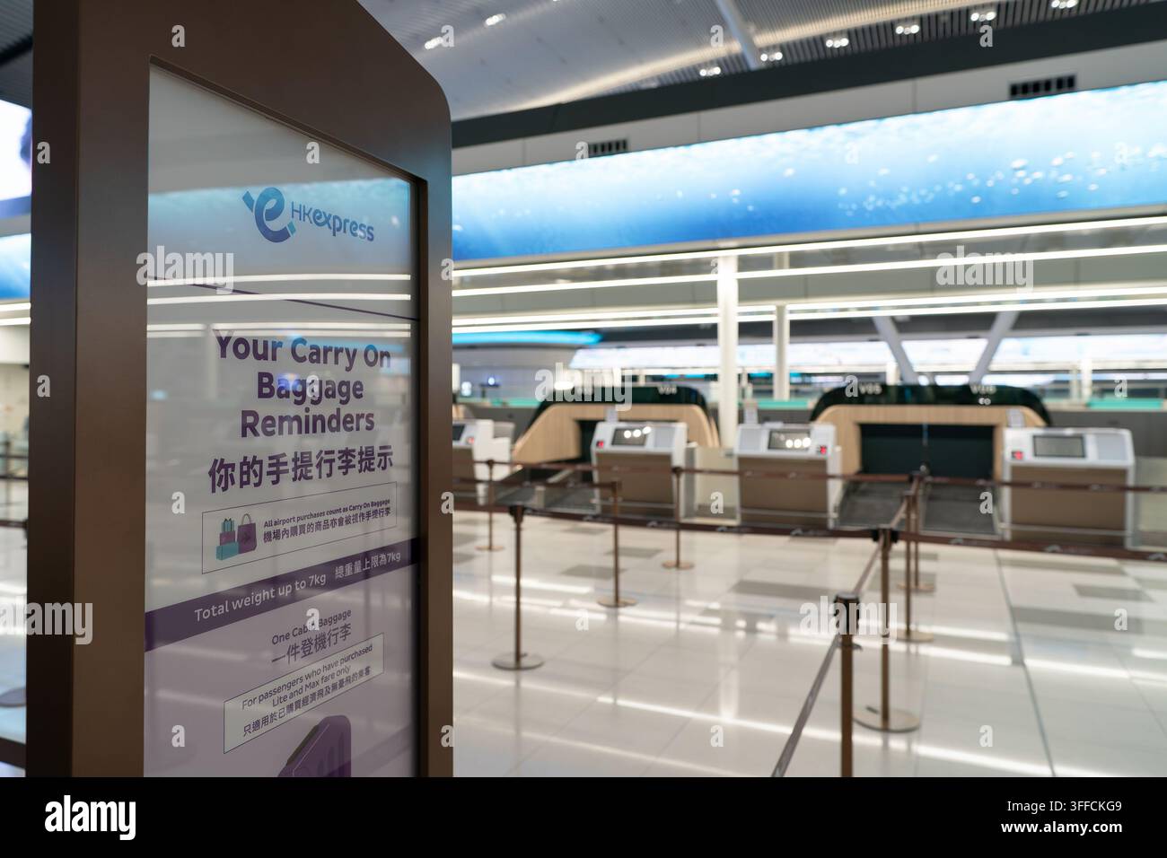 Hong Kong, China – 10. Juni 2026: Ein HK Express-Schild zeigt Gepäckaufbewahrungs-Hinweise im Check-in-Bereich der Fluggesellschaft im Terminal 2 des Hong Kong Int Stockfoto