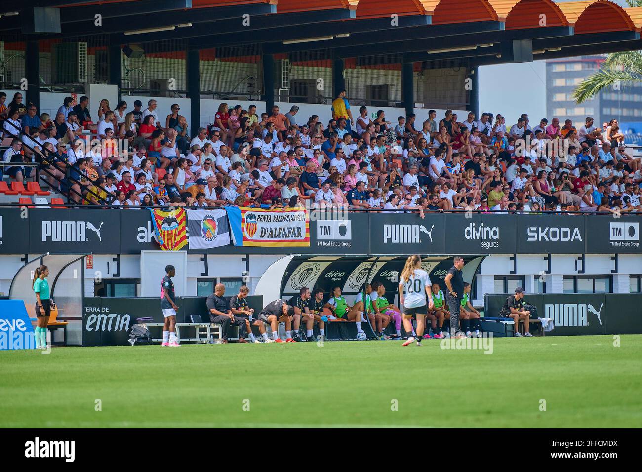 Allgemeiner Blick auf die Tribünen mit den Fans während des Liga F Spieltags 2 der Saison 2026-27 zwischen VCF Femenino und Madrid CFF im Antonio-Puchades-Stadion. Endergebnisse: VCF Femenino 1-3 Madrid CFF Stockfoto