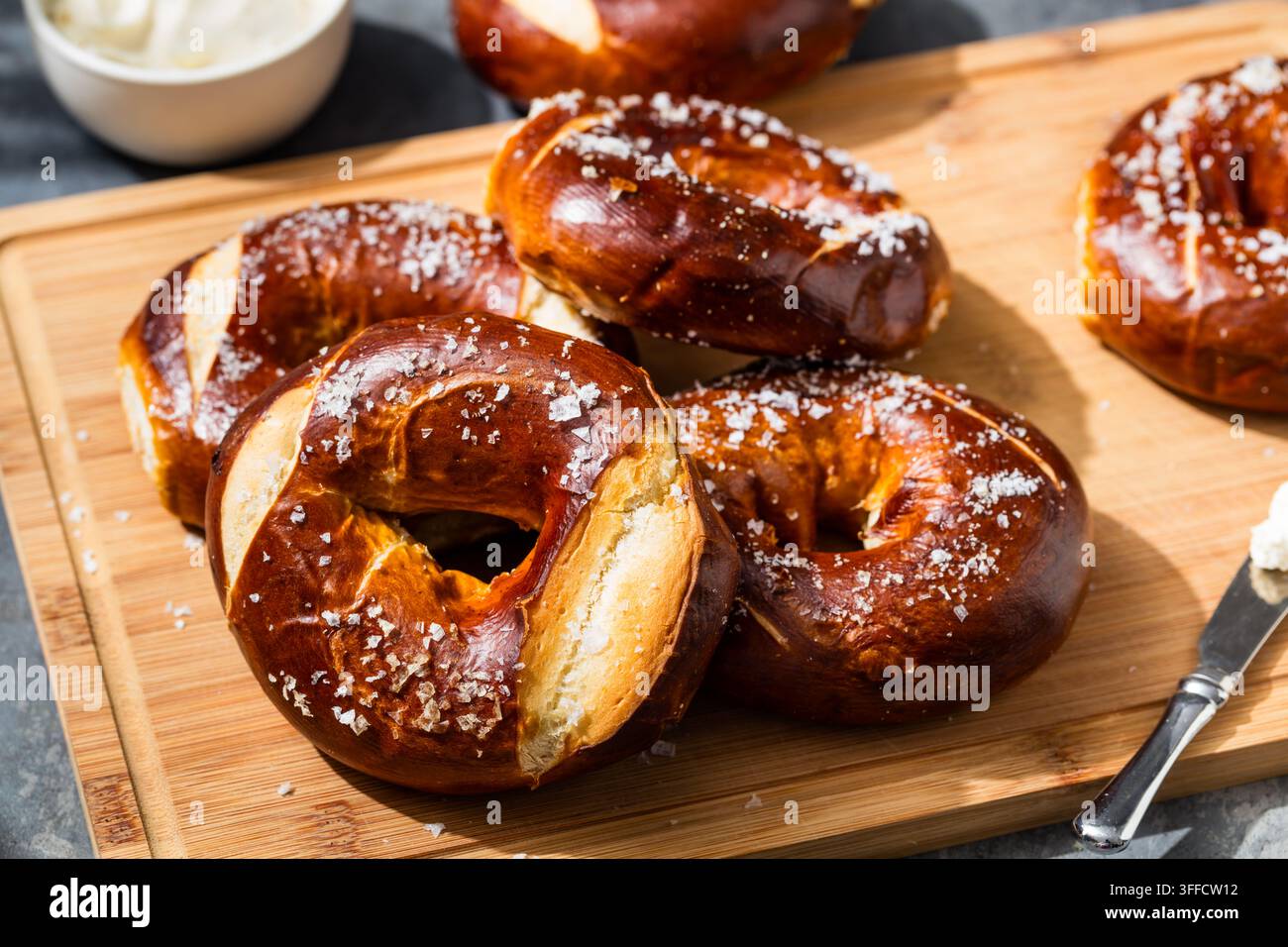 Hausgemachte salzige deutsche Brezel-Bagels mit Meersalz und Frischkäse Stockfoto