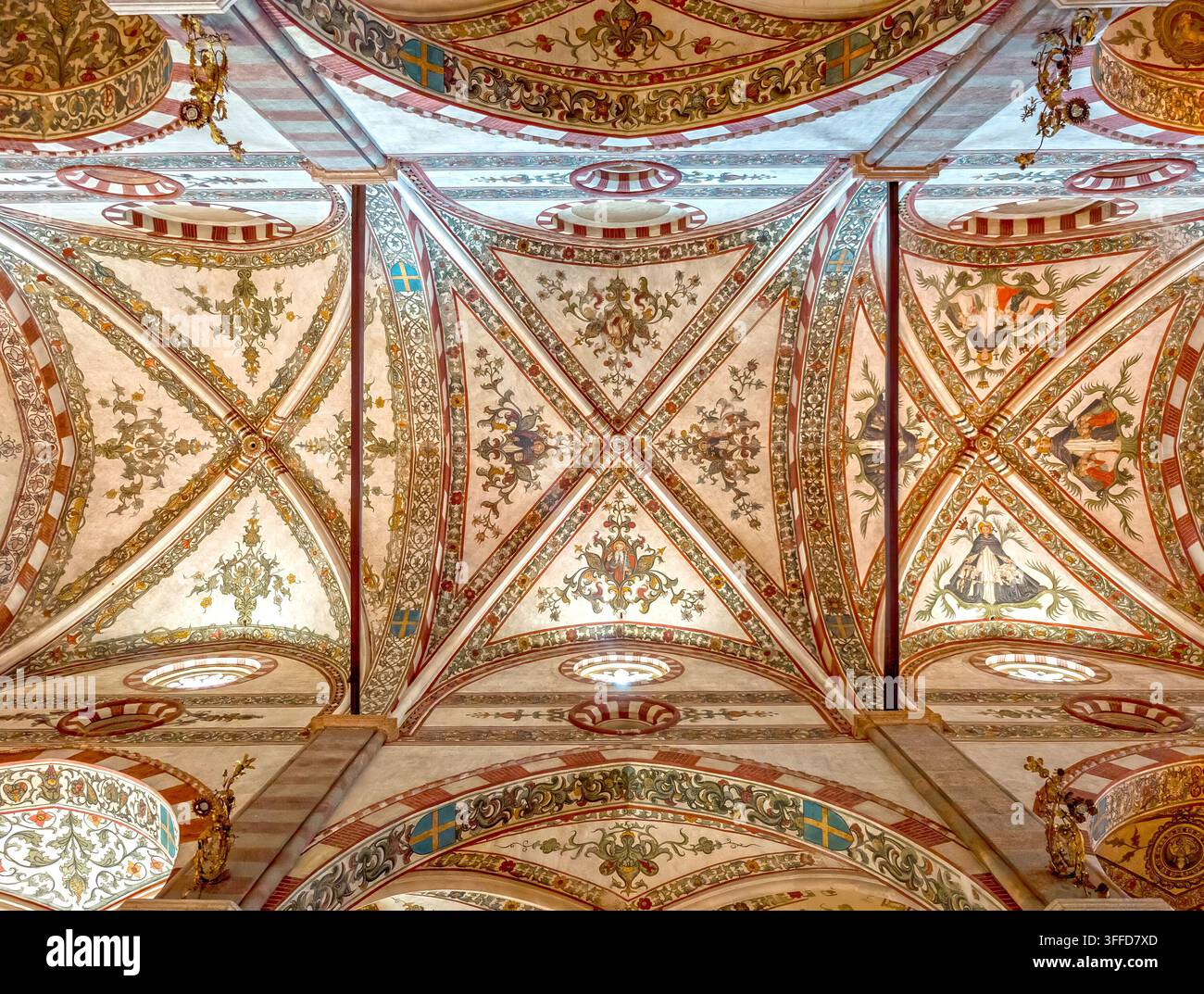 Die reich verzierte Decke der Kirche Santa Anastasia in Verona, die detaillierte Fresken, Rippengewölbe und aufwendige gotische Ornamente aufweist. Die i Stockfoto