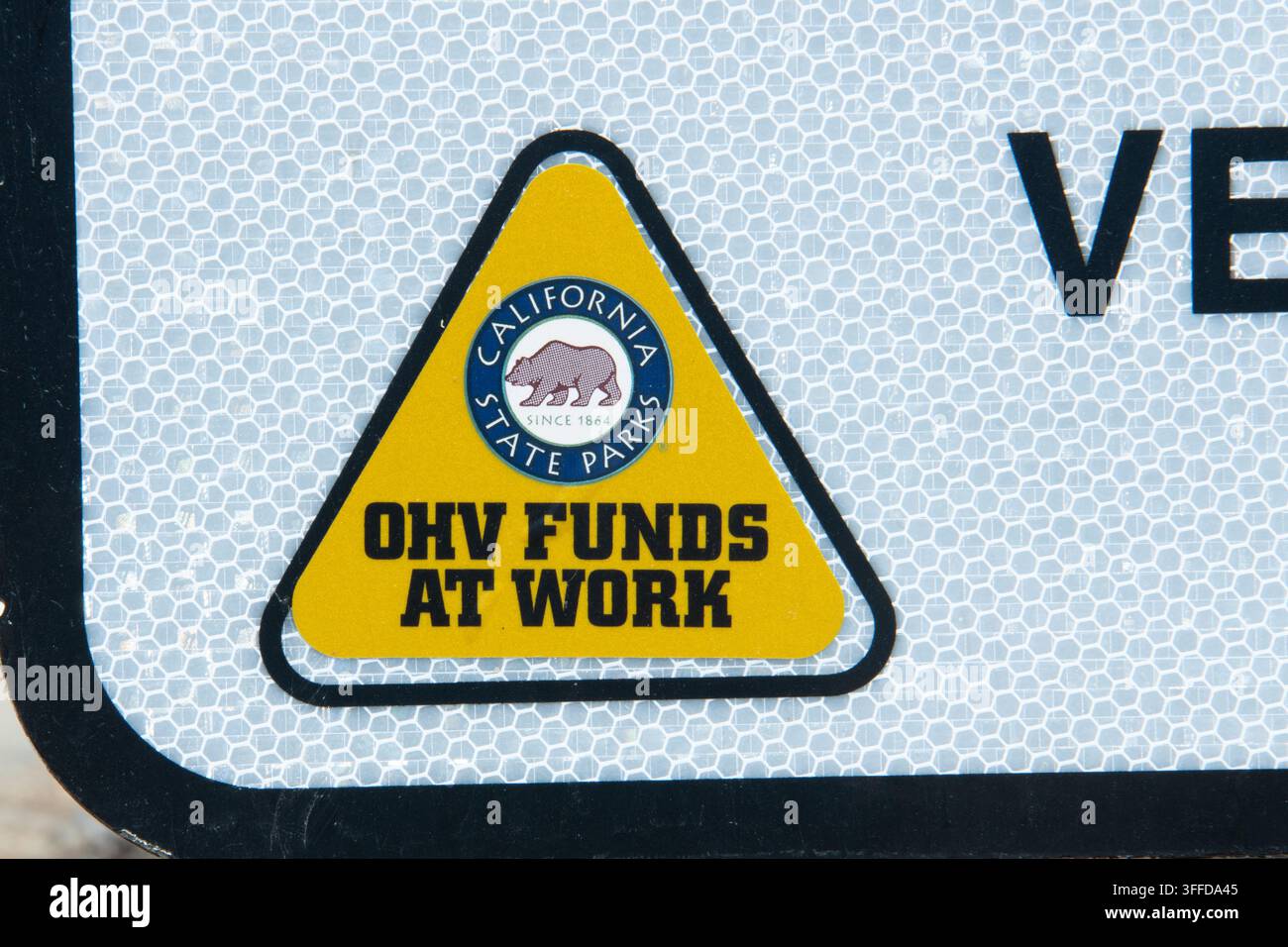 Ein dreieckiger Aufkleber mit der Aufschrift OHV Funds At Work neben einem OHV-Pfad im Sequoia National Forest, Kalifornien. Stockfoto