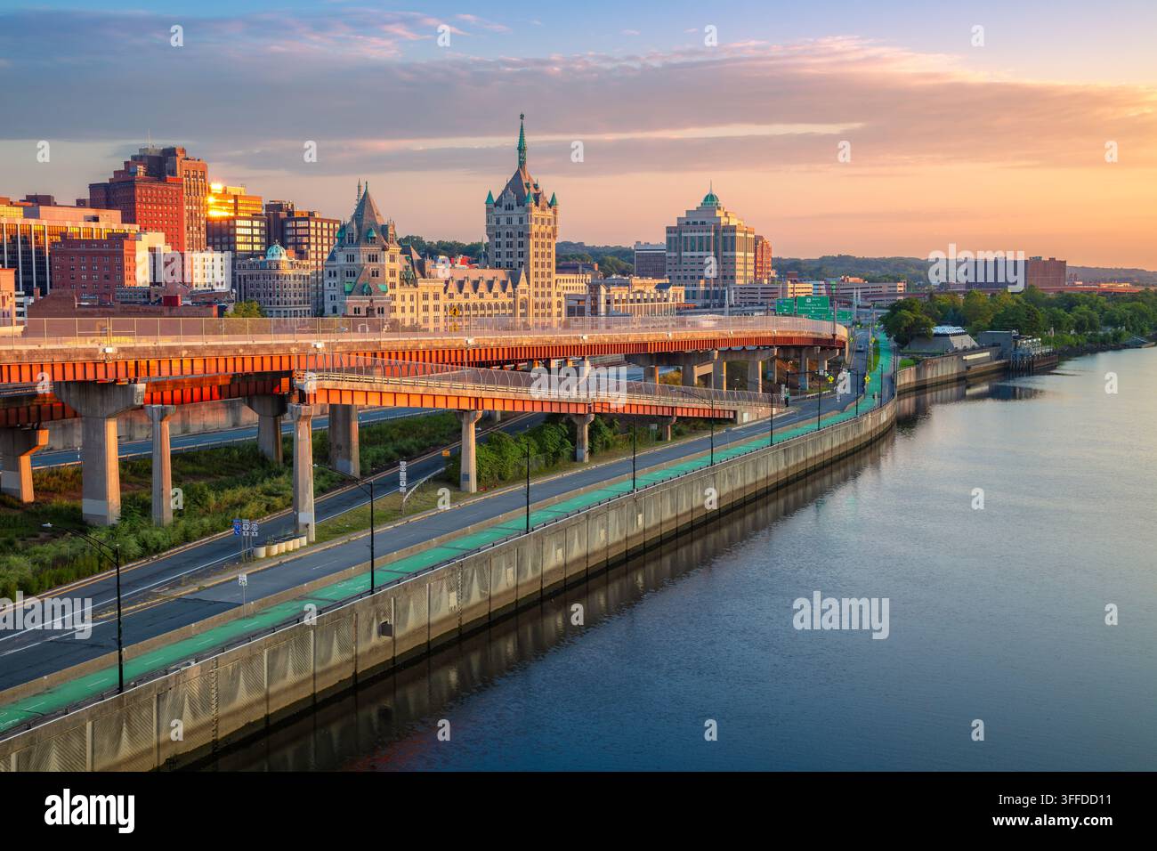 Albany, New York, USA. Luftbild der Stadt Albany, New York bei einem wunderschönen Sommeraufgang. Stockfoto