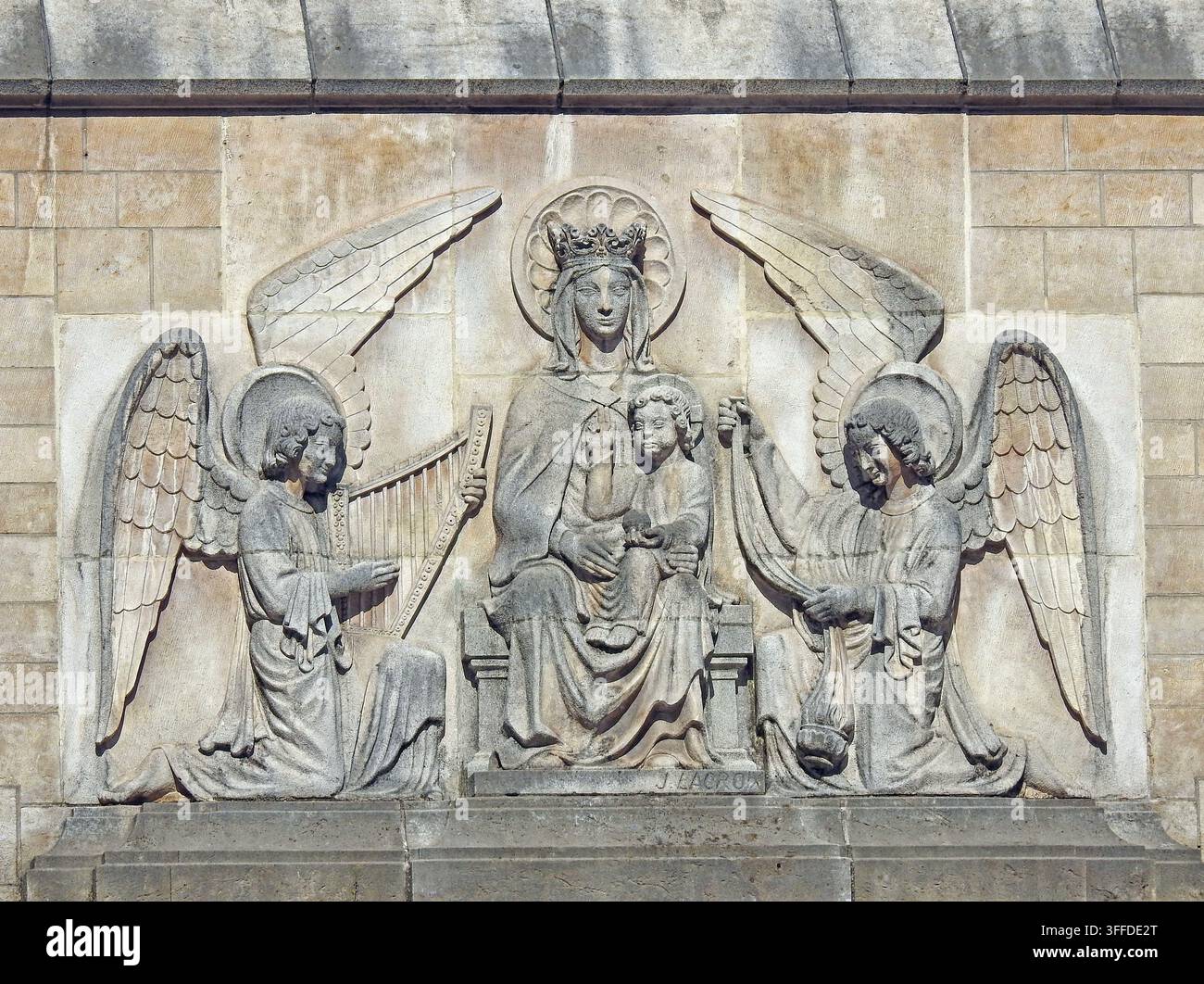BRÜSSEL, BELGIEN-13. AUGUST 2026: Steinrelief über dem Eingang der St. Nikolaus-Kirche in Brüssel, Belgien; neogotisches Skulpturenfeld darstellend Stockfoto