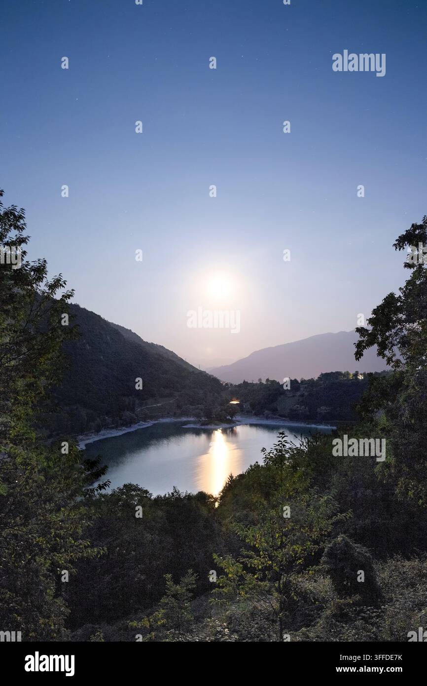 Lake Tenno in einer Vollmondnacht. Alto Garda, Trentino, Italien. Stockfoto