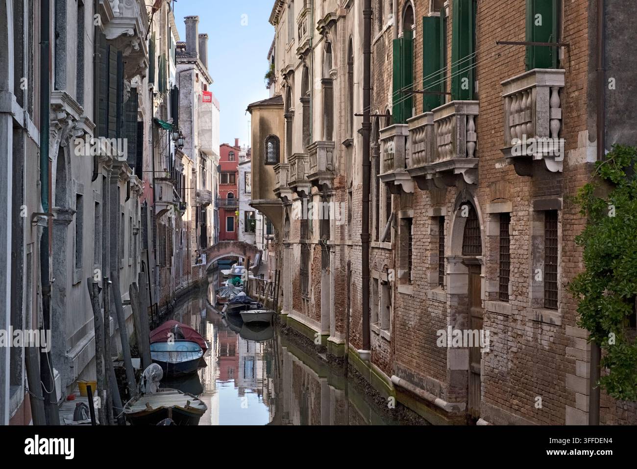Gebäude mit Blick auf den Rio di San Cassian, mit der Ponte delle Tette und dem Albrizzi-Palast in der Ferne. Venedig, Italien. Stockfoto