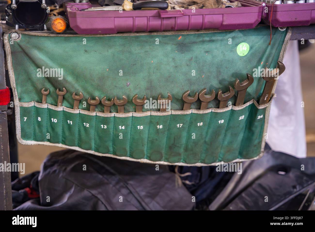 Offenringschlüsselsatz nach Größe geordnet in der Werkzeugorganisation in der Autowerkstatt. Mechaniker-Handwerkzeuge repräsentieren Autowartungsdienst und Garagenarbeit Stockfoto