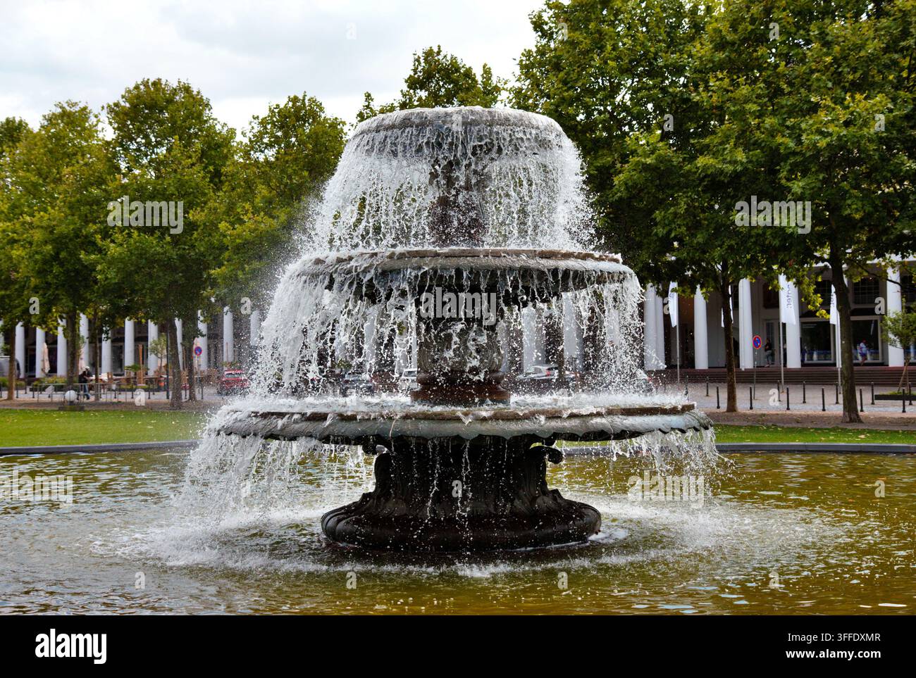 Wiesbaden, Hessen, Deutschland – Kaskadenbrunnen vor dem Kurhaus Wiesbaden, umgeben von grünen Bäumen und gepflegten Anlagen. Stockfoto