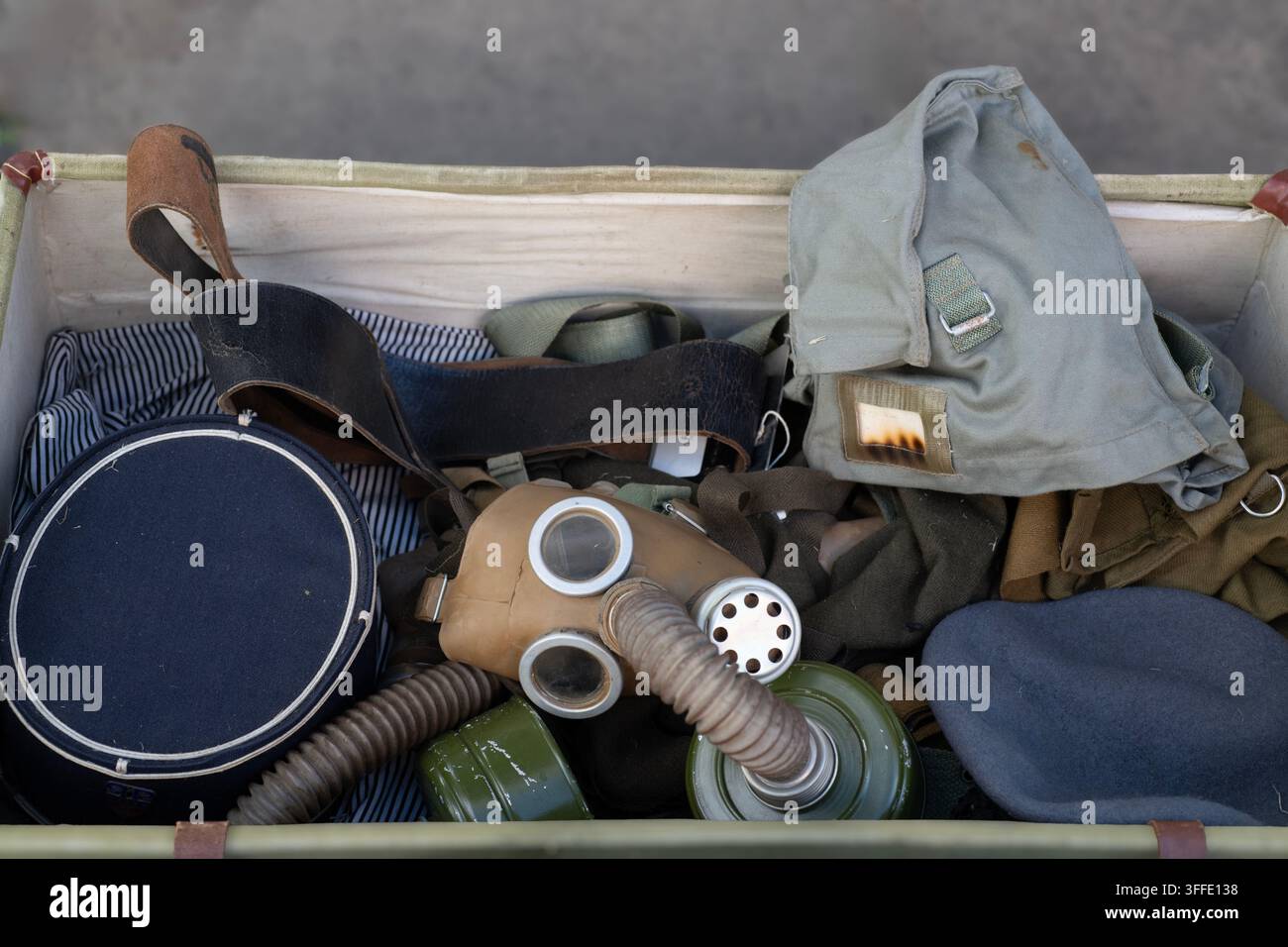 Gasmaske in einer Schachtel Stockfoto