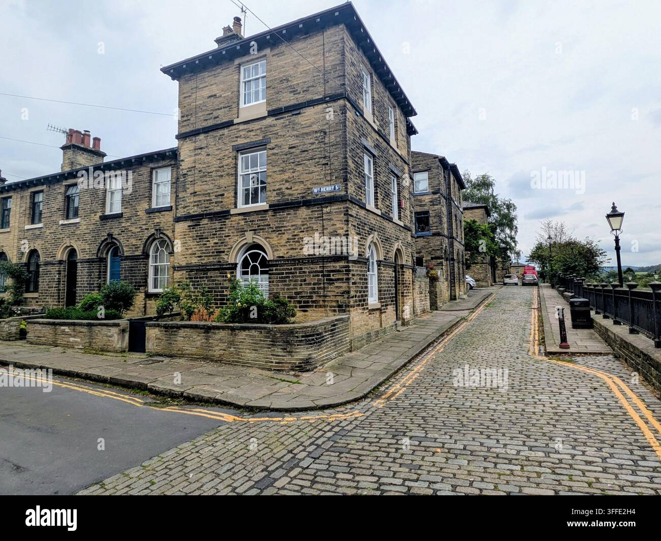 Backsteinstraße in Saltaire neben dem Bahnhof Stockfoto
